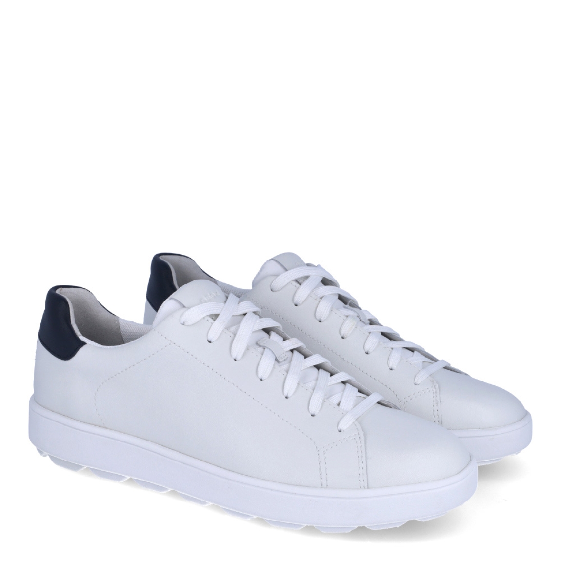 Deportivas de la marca Geox, modelo U45. Exterior de las deportivas en piel de color blanco. Interior de las deportivas en textil y ante color blanco con plantilla acolchada y extraíble. Cierre de las deportivas Geox con cordones. Deportivas con suela plana. Estas deportivas Geox U45 son unas clásicas que no te pueden faltar en tu armario. Tienen las comodidad perfecta que necesitas en tu día a día.