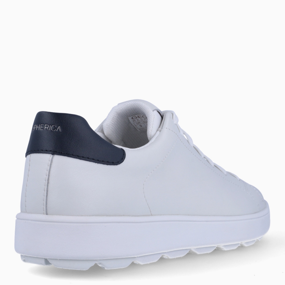 Deportivas de la marca Geox, modelo U45. Exterior de las deportivas en piel de color blanco. Interior de las deportivas en textil y ante color blanco con plantilla acolchada y extraíble. Cierre de las deportivas Geox con cordones. Deportivas con suela plana. Estas deportivas Geox U45 son unas clásicas que no te pueden faltar en tu armario. Tienen las comodidad perfecta que necesitas en tu día a día.