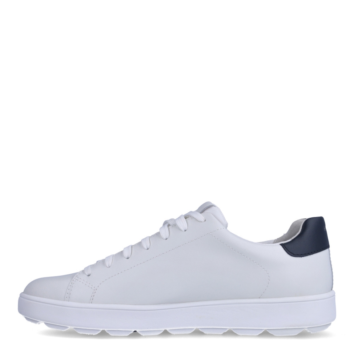 Deportivas de la marca Geox, modelo U45. Exterior de las deportivas en piel de color blanco. Interior de las deportivas en textil y ante color blanco con plantilla acolchada y extraíble. Cierre de las deportivas Geox con cordones. Deportivas con suela plana. Estas deportivas Geox U45 son unas clásicas que no te pueden faltar en tu armario. Tienen las comodidad perfecta que necesitas en tu día a día.