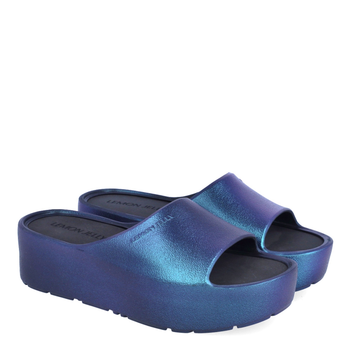 Chanclas de la marca Lemon Jelly, modelo ELODIE. Exterior de las chanclas en neopreno color azul con detalle de escarchado y doble hebillla en pala. Interior de las chanclas en goma color azul. Chanclas con plataforma de 4cm de altura. Estas chanclas Lemon Jelly ELODIE son un complemento clásico para esta temporada, están pensadas para los días cálidos y soleados. No pueden faltar en tu armario.