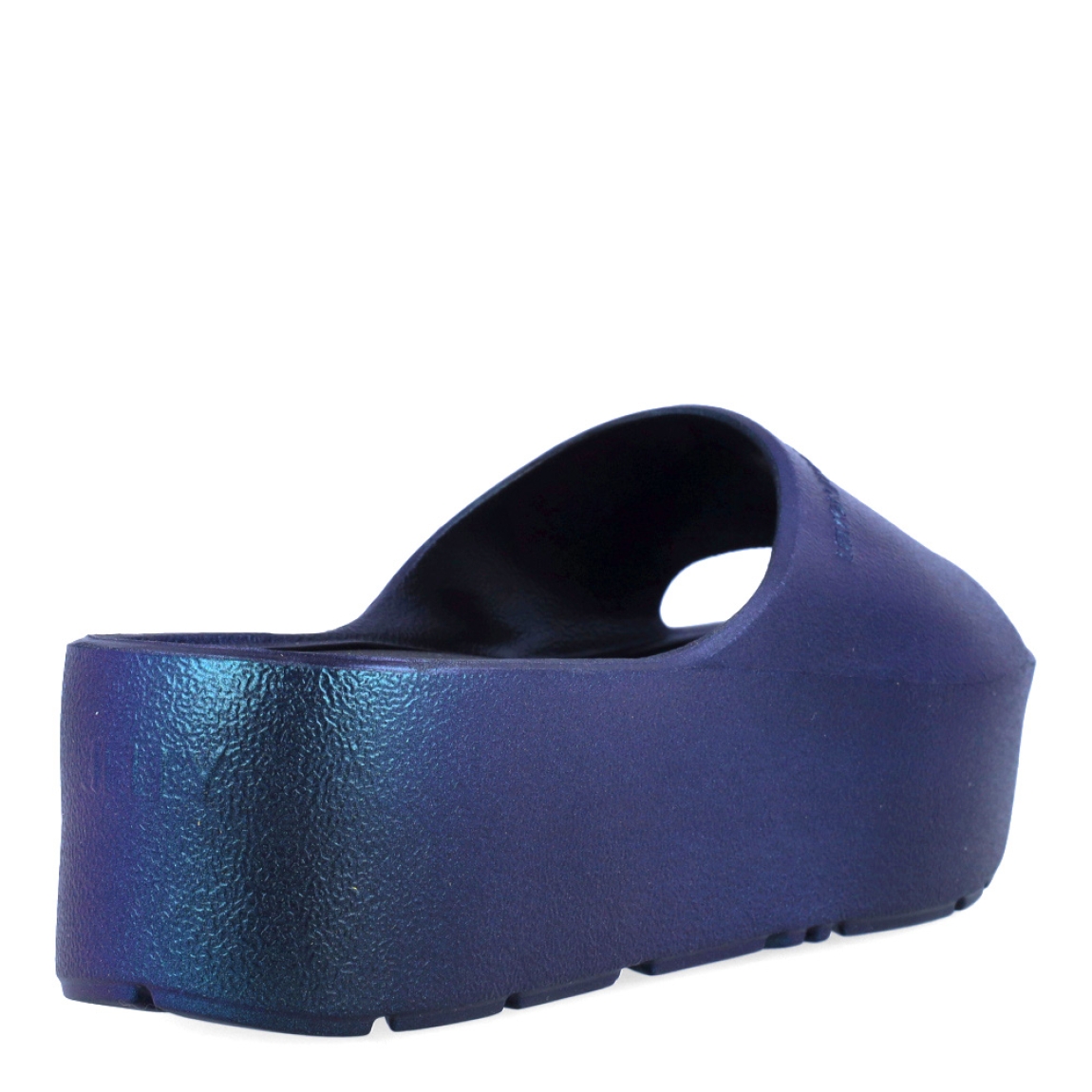 Chanclas de la marca Lemon Jelly, modelo ELODIE. Exterior de las chanclas en neopreno color azul con detalle de escarchado y doble hebillla en pala. Interior de las chanclas en goma color azul. Chanclas con plataforma de 4cm de altura. Estas chanclas Lemon Jelly ELODIE son un complemento clásico para esta temporada, están pensadas para los días cálidos y soleados. No pueden faltar en tu armario.