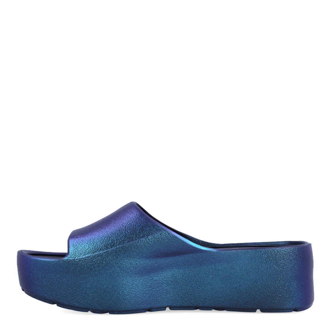 Chanclas de la marca Lemon Jelly, modelo ELODIE. Exterior de las chanclas en neopreno color azul con detalle de escarchado y doble hebillla en pala. Interior de las chanclas en goma color azul. Chanclas con plataforma de 4cm de altura. Estas chanclas Lemon Jelly ELODIE son un complemento clásico para esta temporada, están pensadas para los días cálidos y soleados. No pueden faltar en tu armario.