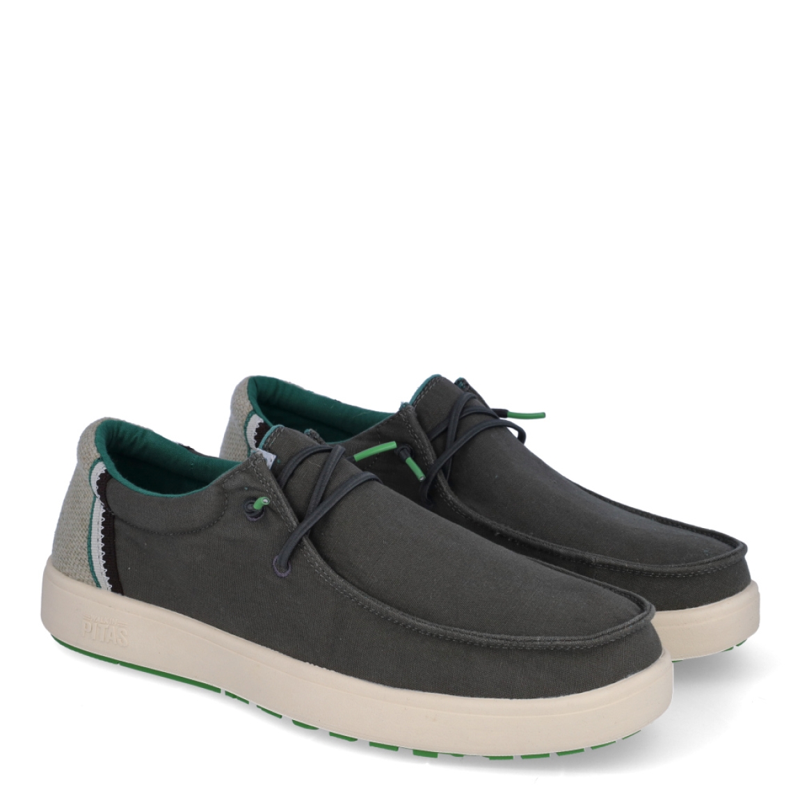 Náuticos de la marca Pitas, modelo CANA. Exterior de los náuticos en tela color gris con detalles en beig y franjas verde. Interior de los náuticos en tela color verde y plantilla acolchada y extraíble. Cierre de los náuticos Hey Dude con cordones elásticos y suela plana de goma. Estos náuticos Pita CANA, son el complemento perfecto para esta temporada, los podrás lucir con la máxima comodidad posible.