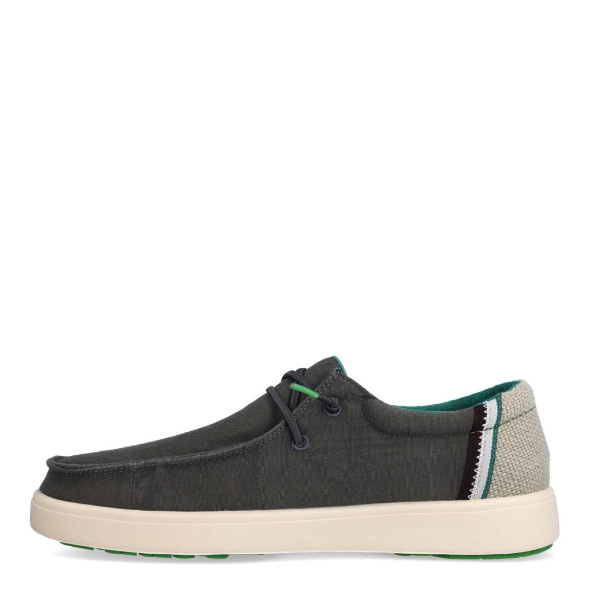 Náuticos de la marca Pitas, modelo CANA. Exterior de los náuticos en tela color gris con detalles en beig y franjas verde. Interior de los náuticos en tela color verde y plantilla acolchada y extraíble. Cierre de los náuticos Hey Dude con cordones elásticos y suela plana de goma. Estos náuticos Pita CANA, son el complemento perfecto para esta temporada, los podrás lucir con la máxima comodidad posible.