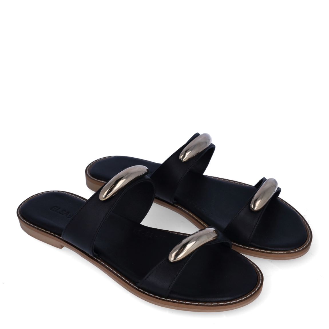 Sandalias de la marca Itse, modelo MISAK. Exterior en piel color negro con tiras en pala con adornos en metal. Interior en piel color negro. Suela plana de goma. Estas sandalias Itse MISAK son ideales para esta temporada, en donde lucirás tus looks más frescos y cómodos.