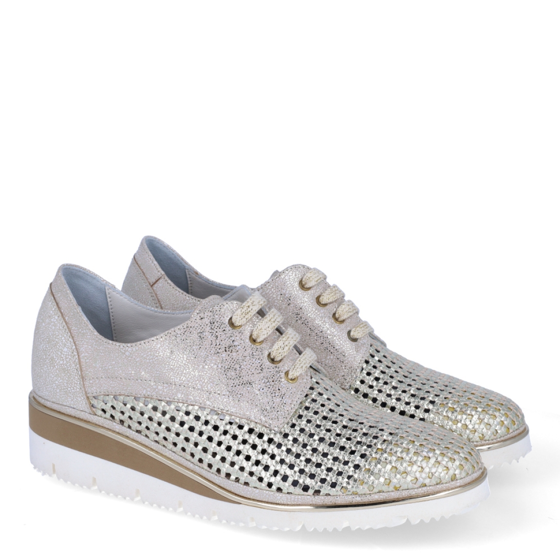 Deportivas de la marca PLAJU, modelo SOCO. Exterior en piel efecto escamas de color platino con detalle en piel trenzada brilante. Cierre de las deportivas con cordones y suela de goma con cuña de 4cm de altura. Estas deportivas PLAJU SOCO son unas clásicas, ideales para combinar tus looks!