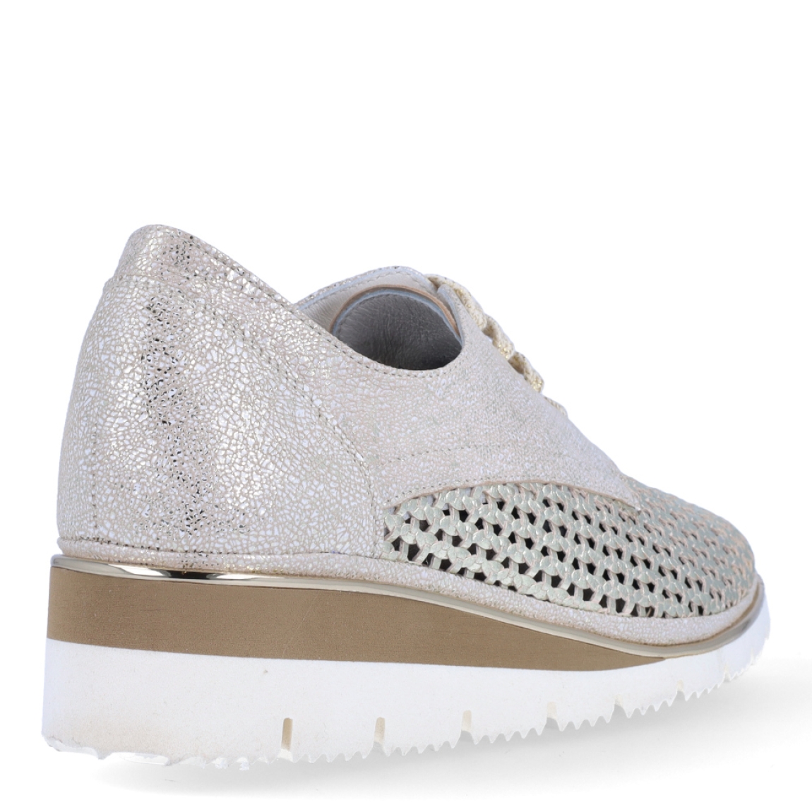 Deportivas de la marca PLAJU, modelo SOCO. Exterior en piel efecto escamas de color platino con detalle en piel trenzada brilante. Cierre de las deportivas con cordones y suela de goma con cuña de 4cm de altura. Estas deportivas PLAJU SOCO son unas clásicas, ideales para combinar tus looks!