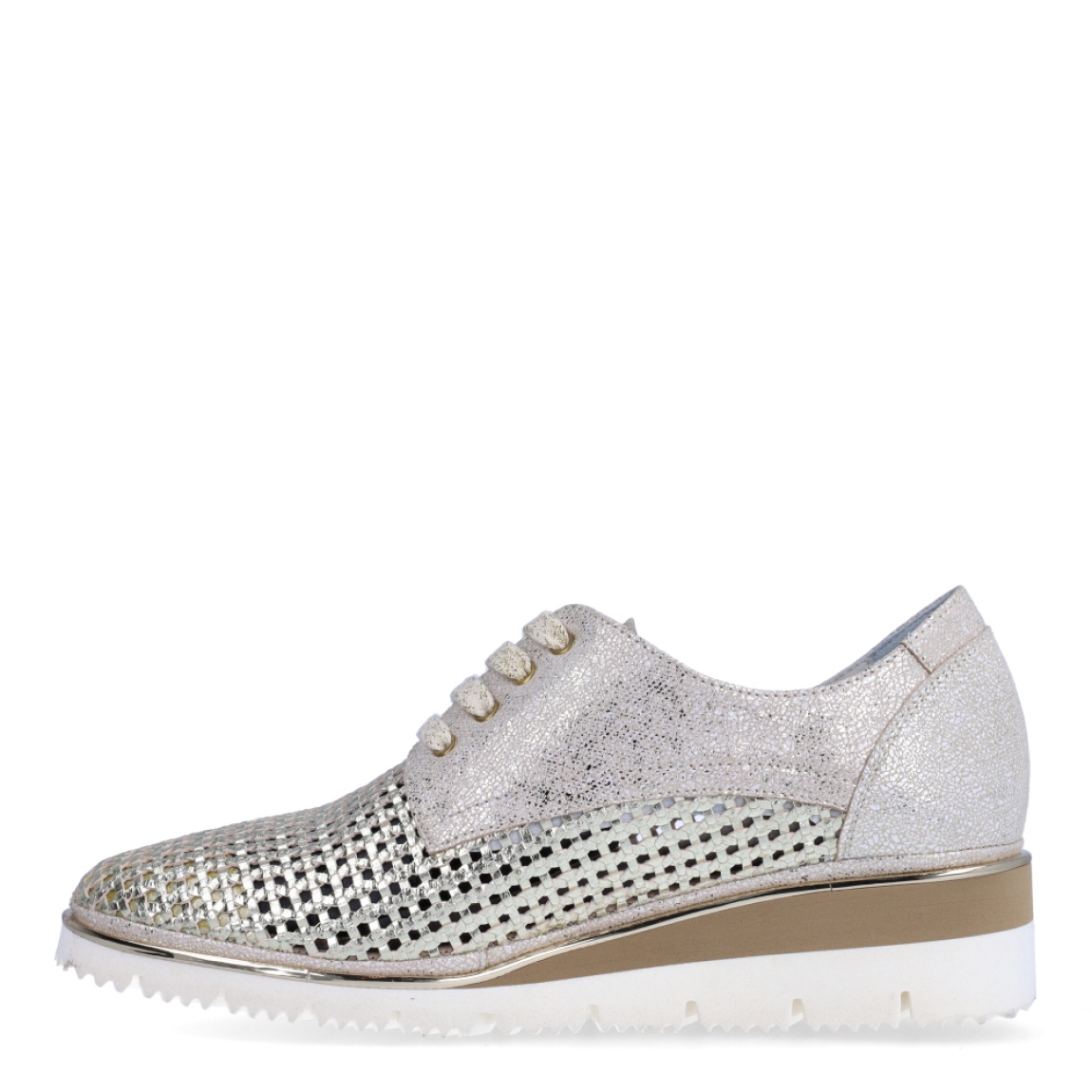 Deportivas de la marca PLAJU, modelo SOCO. Exterior en piel efecto escamas de color platino con detalle en piel trenzada brilante. Cierre de las deportivas con cordones y suela de goma con cuña de 4cm de altura. Estas deportivas PLAJU SOCO son unas clásicas, ideales para combinar tus looks!