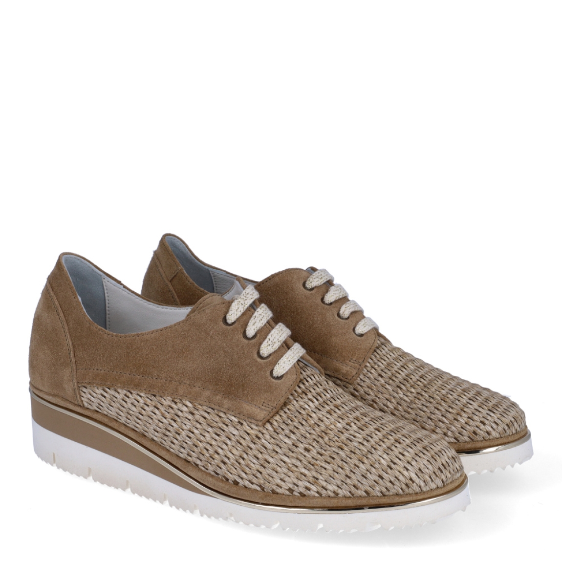 Deportivas de la marca PLAJU, modelo SOCO. Exterior en piel efecto escamas de color cuero con detalle en piel trenzada brilante. Cierre de las deportivas con cordones y suela de goma con cuña de 4cm de altura. Estas deportivas PLAJU SOCO son unas clásicas, ideales para combinar tus looks!