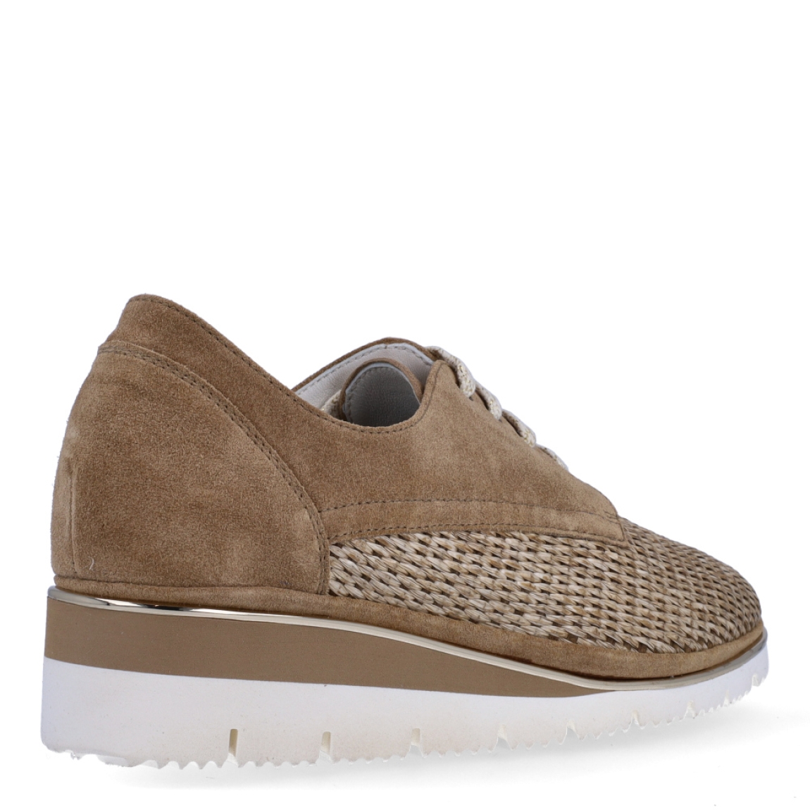 Deportivas de la marca PLAJU, modelo SOCO. Exterior en piel efecto escamas de color cuero con detalle en piel trenzada brilante. Cierre de las deportivas con cordones y suela de goma con cuña de 4cm de altura. Estas deportivas PLAJU SOCO son unas clásicas, ideales para combinar tus looks!