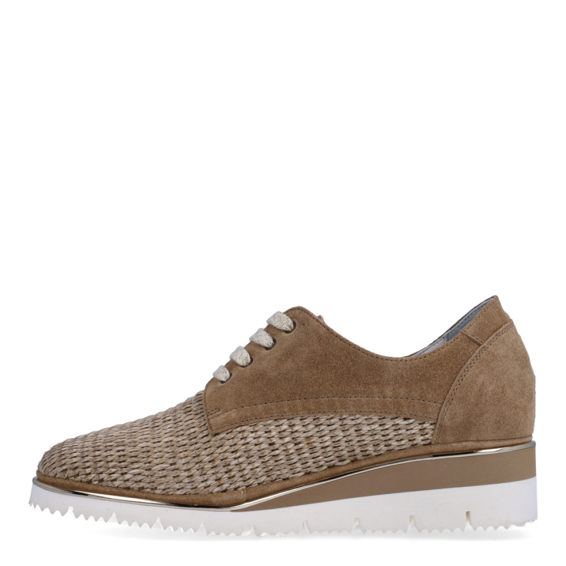 Deportivas de la marca PLAJU, modelo SOCO. Exterior en piel efecto escamas de color cuero con detalle en piel trenzada brilante. Cierre de las deportivas con cordones y suela de goma con cuña de 4cm de altura. Estas deportivas PLAJU SOCO son unas clásicas, ideales para combinar tus looks!