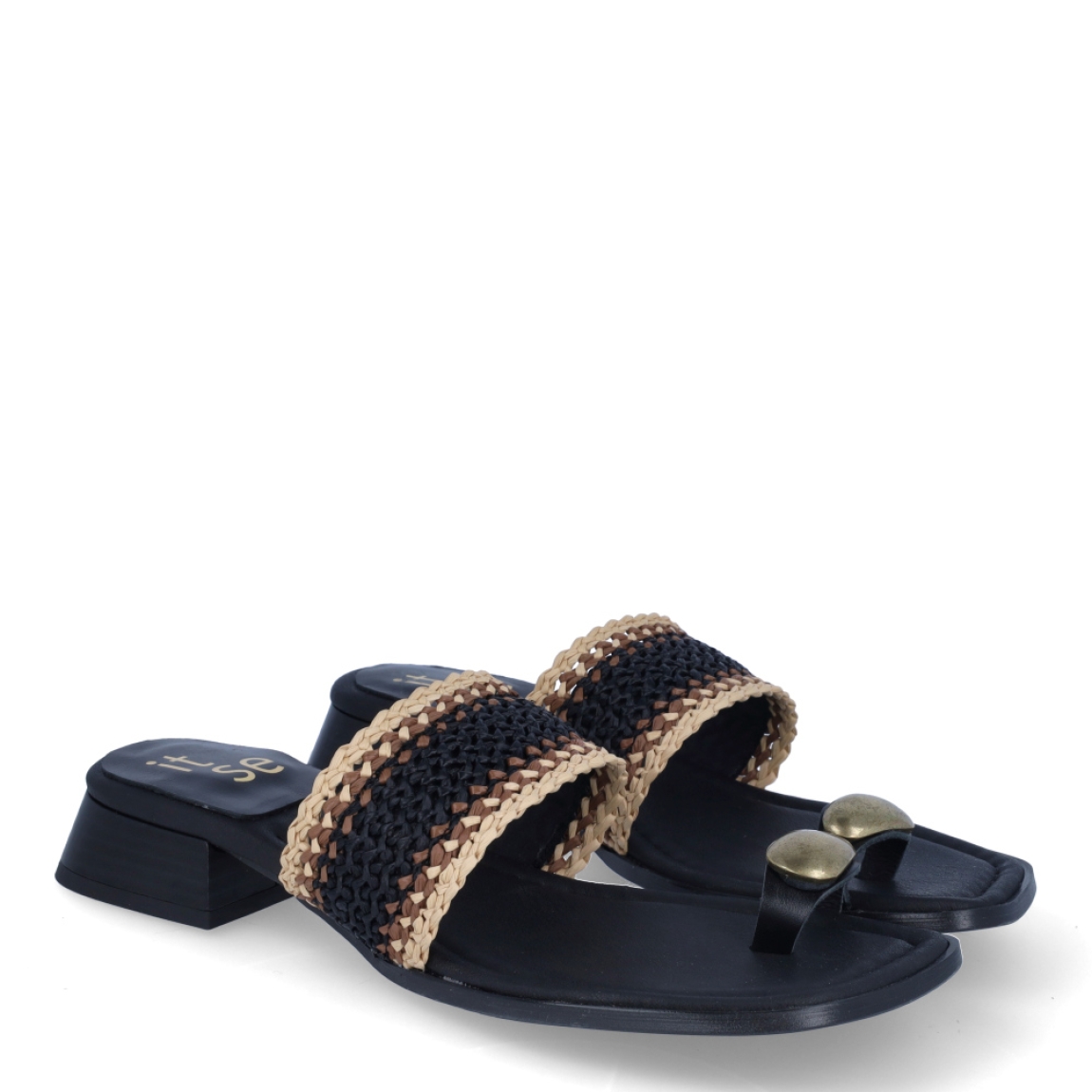 Sandalias de la marca Itse, modelo MOSEA. Sandalias elaboradas en rafia trenzada color camel y marron oscuro cin detalle de adorno redondo metal dorado. Interior en piel color negro con estampado de marca. Sandalias con tacón de 2cm de altura. Estas sandalias Itse MOSEA son un complemento ideal para crear looks con personalidad y comodidad esta temporada. No te pueden faltar en el armario!