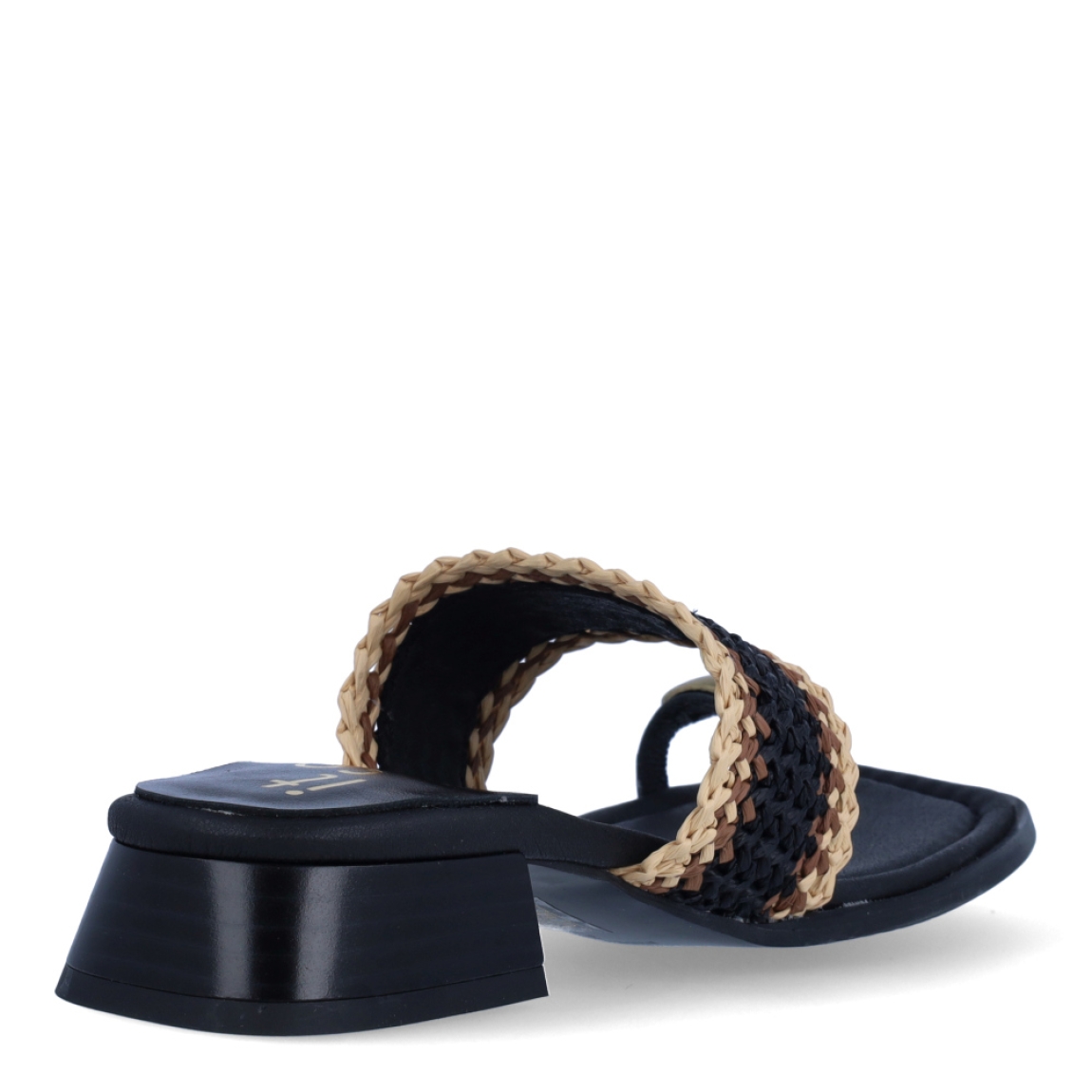 Sandalias de la marca Itse, modelo MOSEA. Sandalias elaboradas en rafia trenzada color camel y marron oscuro cin detalle de adorno redondo metal dorado. Interior en piel color negro con estampado de marca. Sandalias con tacón de 2cm de altura. Estas sandalias Itse MOSEA son un complemento ideal para crear looks con personalidad y comodidad esta temporada. No te pueden faltar en el armario!