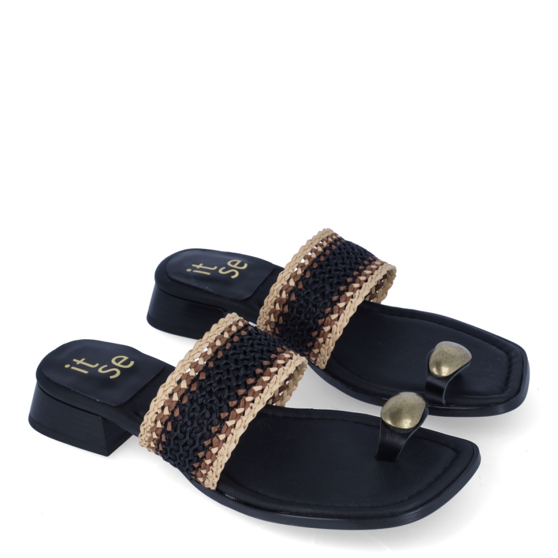 Sandalias de la marca Itse, modelo MOSEA. Sandalias elaboradas en rafia trenzada color camel y marron oscuro cin detalle de adorno redondo metal dorado. Interior en piel color negro con estampado de marca. Sandalias con tacón de 2cm de altura. Estas sandalias Itse MOSEA son un complemento ideal para crear looks con personalidad y comodidad esta temporada. No te pueden faltar en el armario!