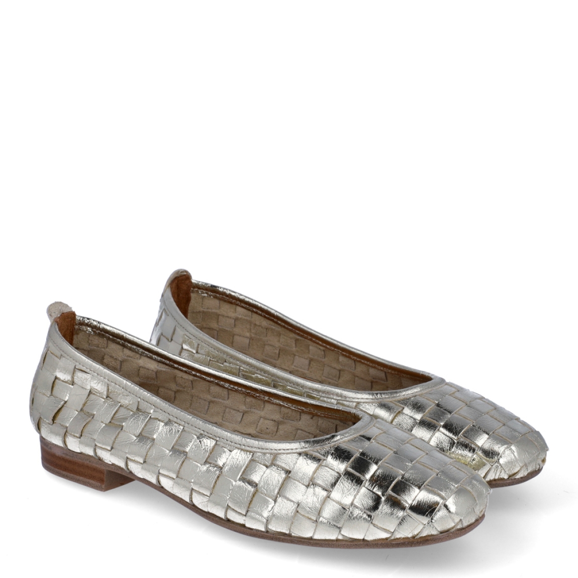 Bailarinas de la marca Itse, modelo NILLET. Exterior en piel color oro trenzada a mano. Interior en piel color nude. Bailarinas Itse con suela de goma plana. Estas bailarinas Itse NILLET son un complemento clásico para acompañar tus looks más cómodos y con estilo!