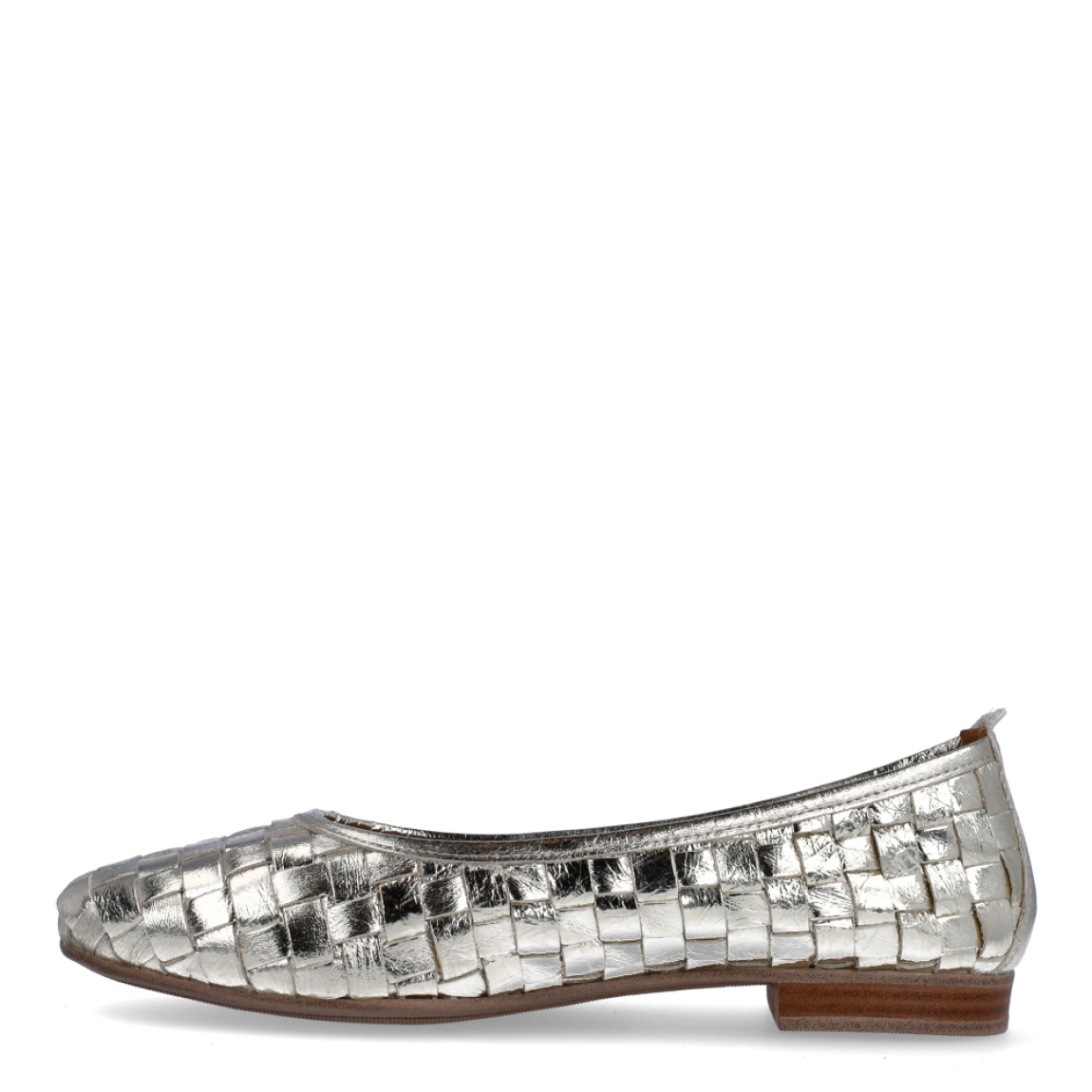 Bailarinas de la marca Itse, modelo NILLET. Exterior en piel color oro trenzada a mano. Interior en piel color nude. Bailarinas Itse con suela de goma plana. Estas bailarinas Itse NILLET son un complemento clásico para acompañar tus looks más cómodos y con estilo!