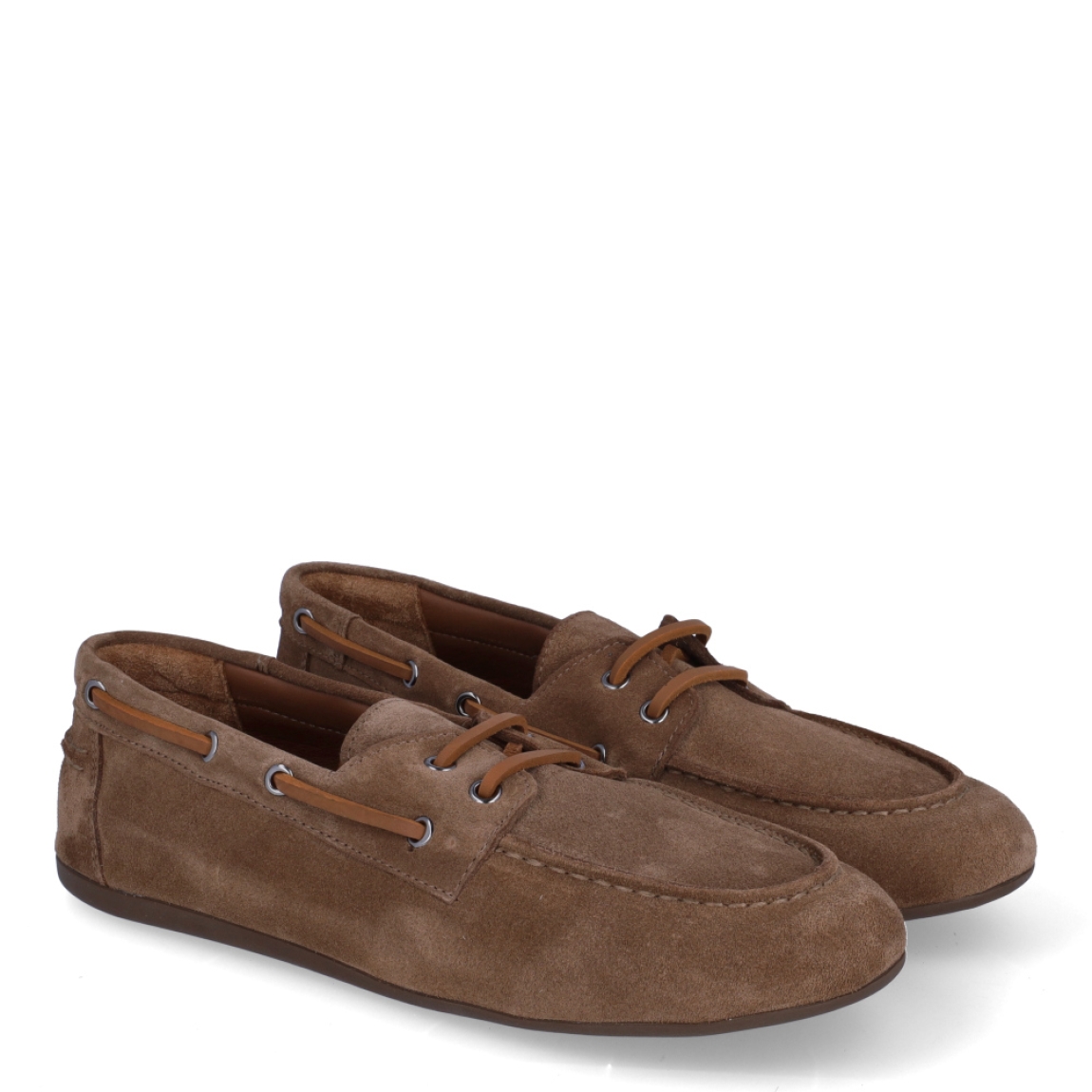 Naúticos de la marca Itse, modelo ELI. Exterior en ante color taupe con punta redonda. Interior en piel color marrón. Cierre de naúticos Itse con cordones de piel color camel y suela plana de goma. Estos náuticos Itse ELI son la última tendecia sin perder comodidad!