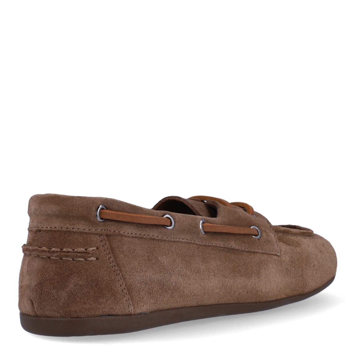 Naúticos de la marca Itse, modelo ELI. Exterior en ante color taupe con punta redonda. Interior en piel color marrón. Cierre de naúticos Itse con cordones de piel color camel y suela plana de goma. Estos náuticos Itse ELI son la última tendecia sin perder comodidad!