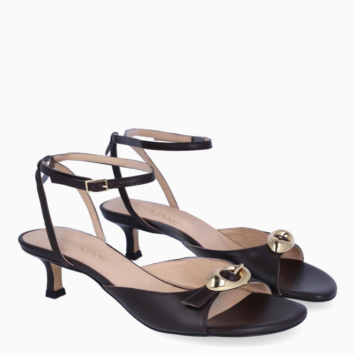 Sandalias de de la marca Itse, modelo MINERVA. Exterior en piel color marrón con detalle de hebilla dorada en pala. Interior en piel color nude. Cierre de las sandalias con hebilla en tobillo. Sandalias Itse con tacón de 4cm de altura. Estas sandalias Itse MINERVA son un complemento que sumará elegancia, estilo y comodidad en tus looks!