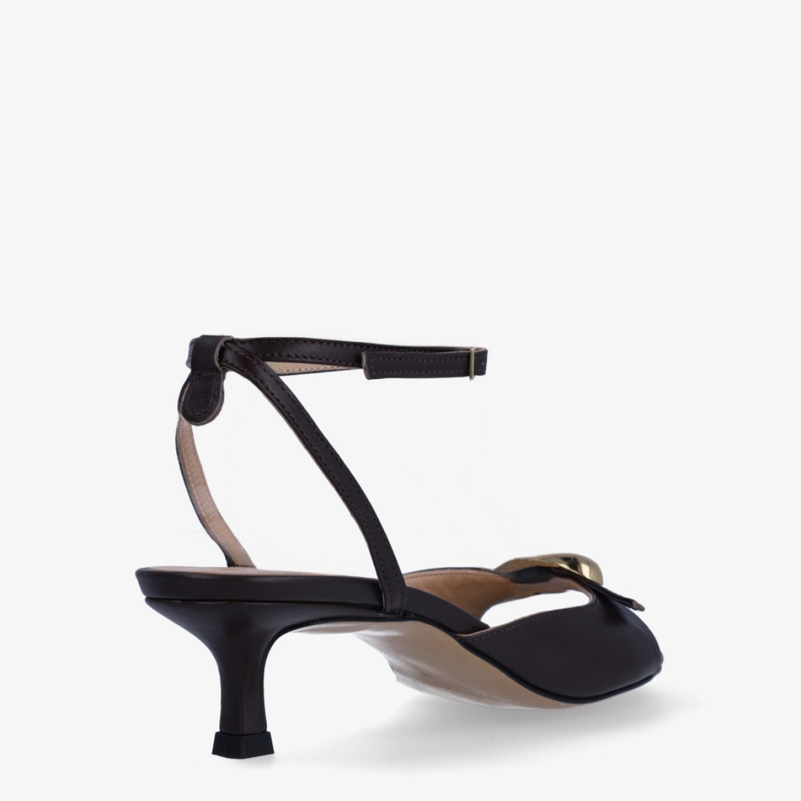 Sandalias de de la marca Itse, modelo MINERVA. Exterior en piel color marrón con detalle de hebilla dorada en pala. Interior en piel color nude. Cierre de las sandalias con hebilla en tobillo. Sandalias Itse con tacón de 4cm de altura. Estas sandalias Itse MINERVA son un complemento que sumará elegancia, estilo y comodidad en tus looks!