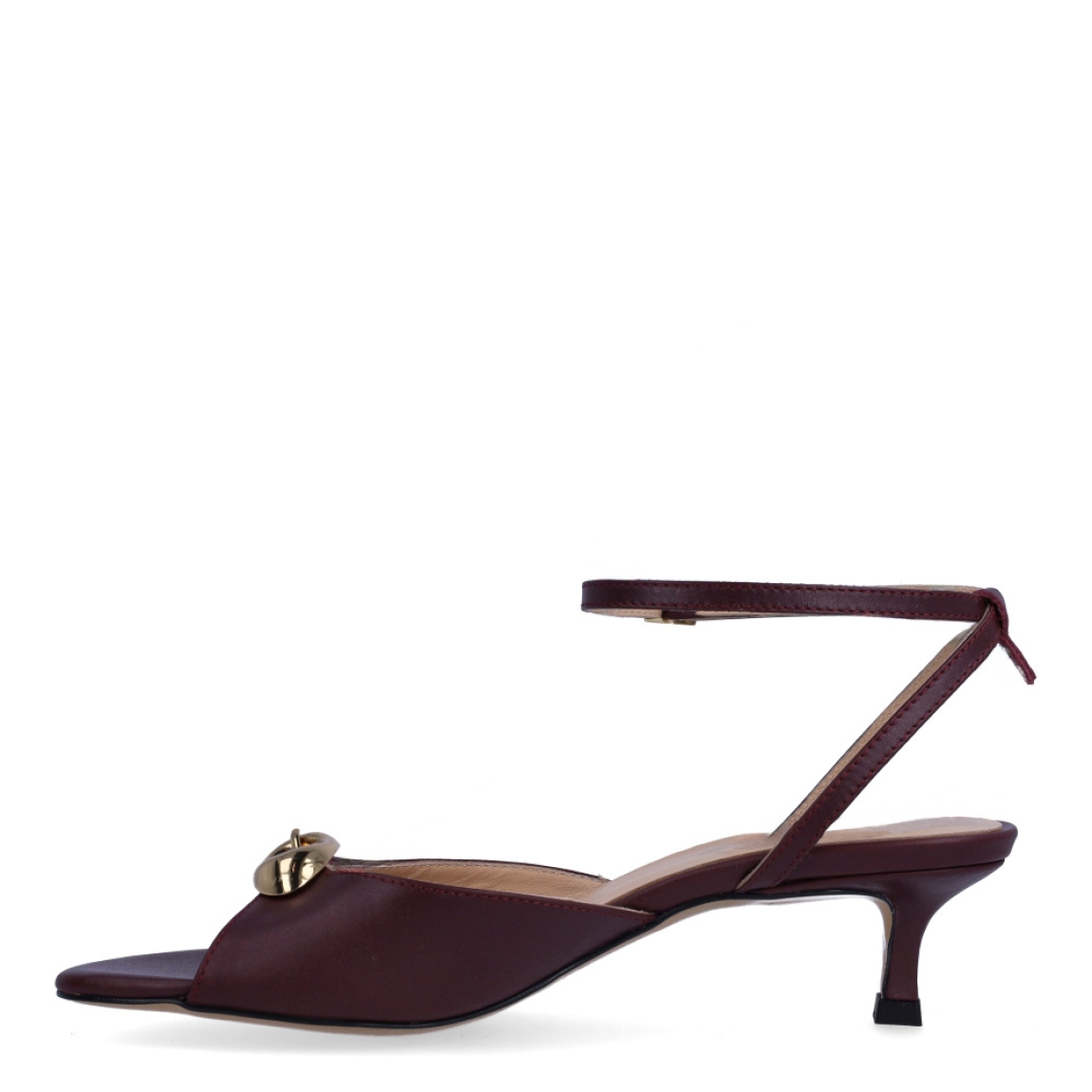 Sandalias de de la marca Itse, modelo MINERVA. Exterior en piel color grante con detalle de hebilla dorada en pala. Interior en piel color nude. Cierre de las sandalias con hebilla en tobillo. Sandalias Itse con tacón de 4cm de altura. Estas sandalias Itse MINERVA son un complemento que sumará elegancia, estilo y comodidad en tus looks!