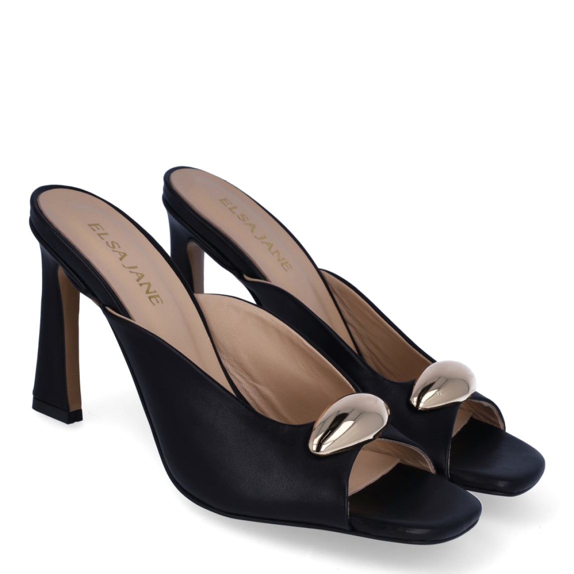 Sandalias de la marca Itse, modelo LOUNDA. Exterior en piel color negro con punta cuadrada y detalle de adorno metal dorado en pala. Interior en piel color nude. Sandalias Itse destalonadas con tacón de 5cm de altura. Estas sandalias Itse LOUNDA son ideales para estilizar tus looks!
