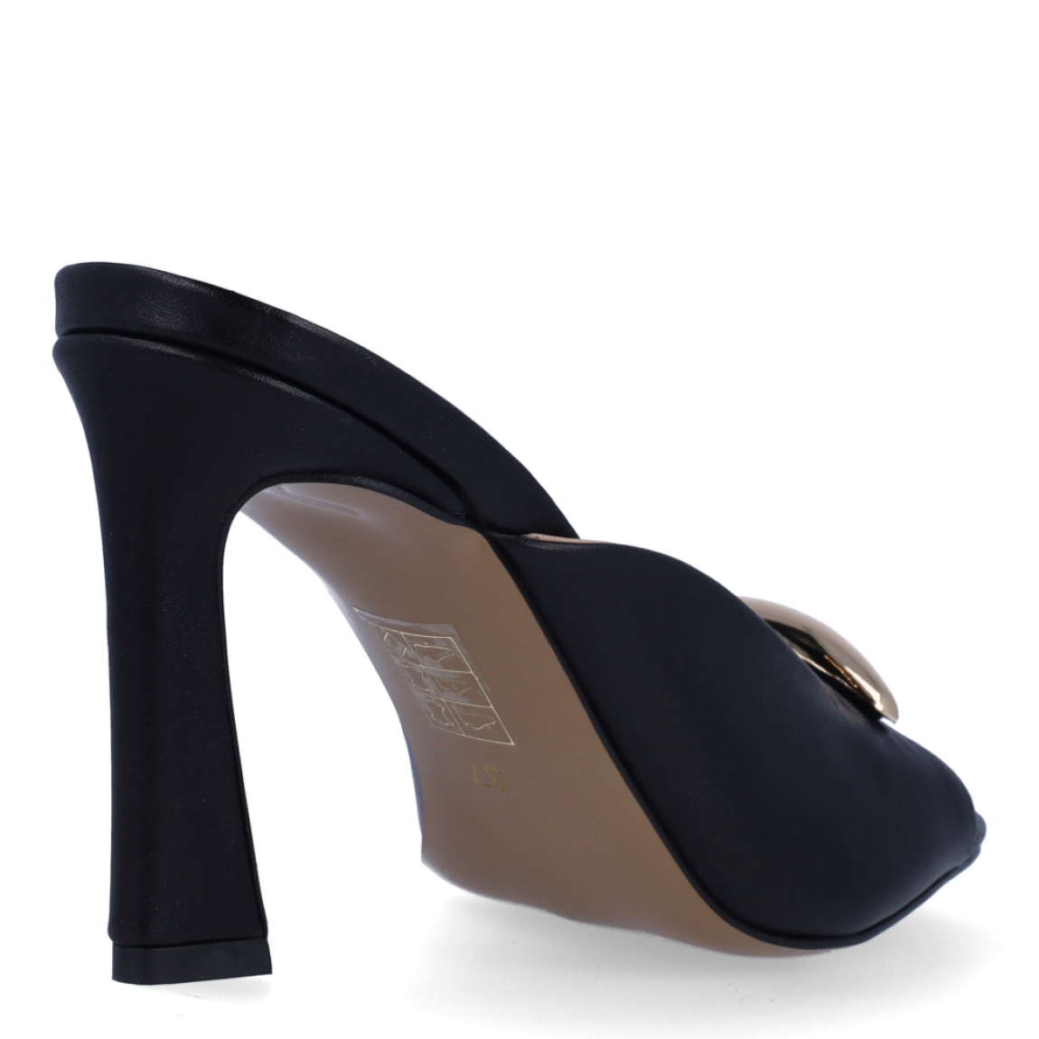 Sandalias de la marca Itse, modelo LOUNDA. Exterior en piel color negro con punta cuadrada y detalle de adorno metal dorado en pala. Interior en piel color nude. Sandalias Itse destalonadas con tacón de 5cm de altura. Estas sandalias Itse LOUNDA son ideales para estilizar tus looks!