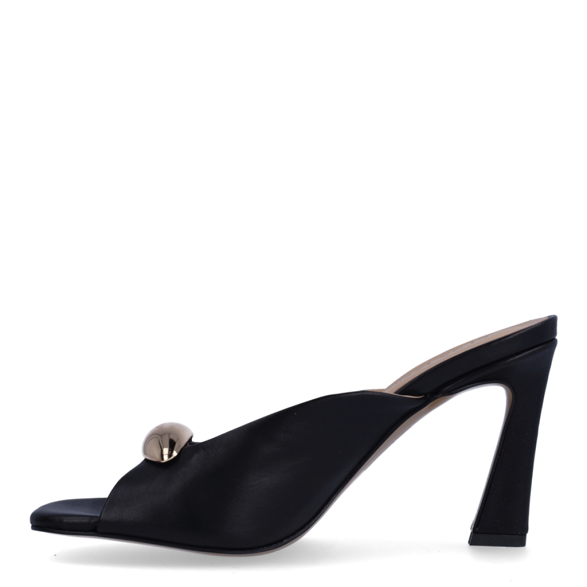 Sandalias de la marca Itse, modelo LOUNDA. Exterior en piel color negro con punta cuadrada y detalle de adorno metal dorado en pala. Interior en piel color nude. Sandalias Itse destalonadas con tacón de 5cm de altura. Estas sandalias Itse LOUNDA son ideales para estilizar tus looks!