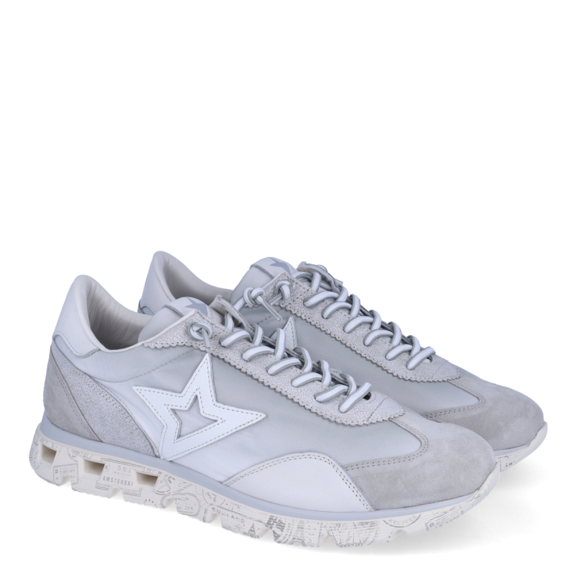 Deprotiva clásica de la marca Cetti, modelo 1259. Exterior de la deportiva de naylon de color gris y tela color blanco. Interior de la deportiva en piel de color blanco. Cierre de la deportiva con cordones elásticos. Plantilla de piel acolchada para garantizar el máximo confort. Suela de goma de 2,5 cm de plataforma. La deportiva Cetti 1259 es una deportiva muy cómoda y perfecta para el día a día!