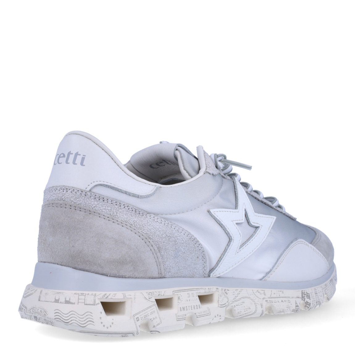 Deprotiva clásica de la marca Cetti, modelo 1259. Exterior de la deportiva de naylon de color gris y tela color blanco. Interior de la deportiva en piel de color blanco. Cierre de la deportiva con cordones elásticos. Plantilla de piel acolchada para garantizar el máximo confort. Suela de goma de 2,5 cm de plataforma. La deportiva Cetti 1259 es una deportiva muy cómoda y perfecta para el día a día!