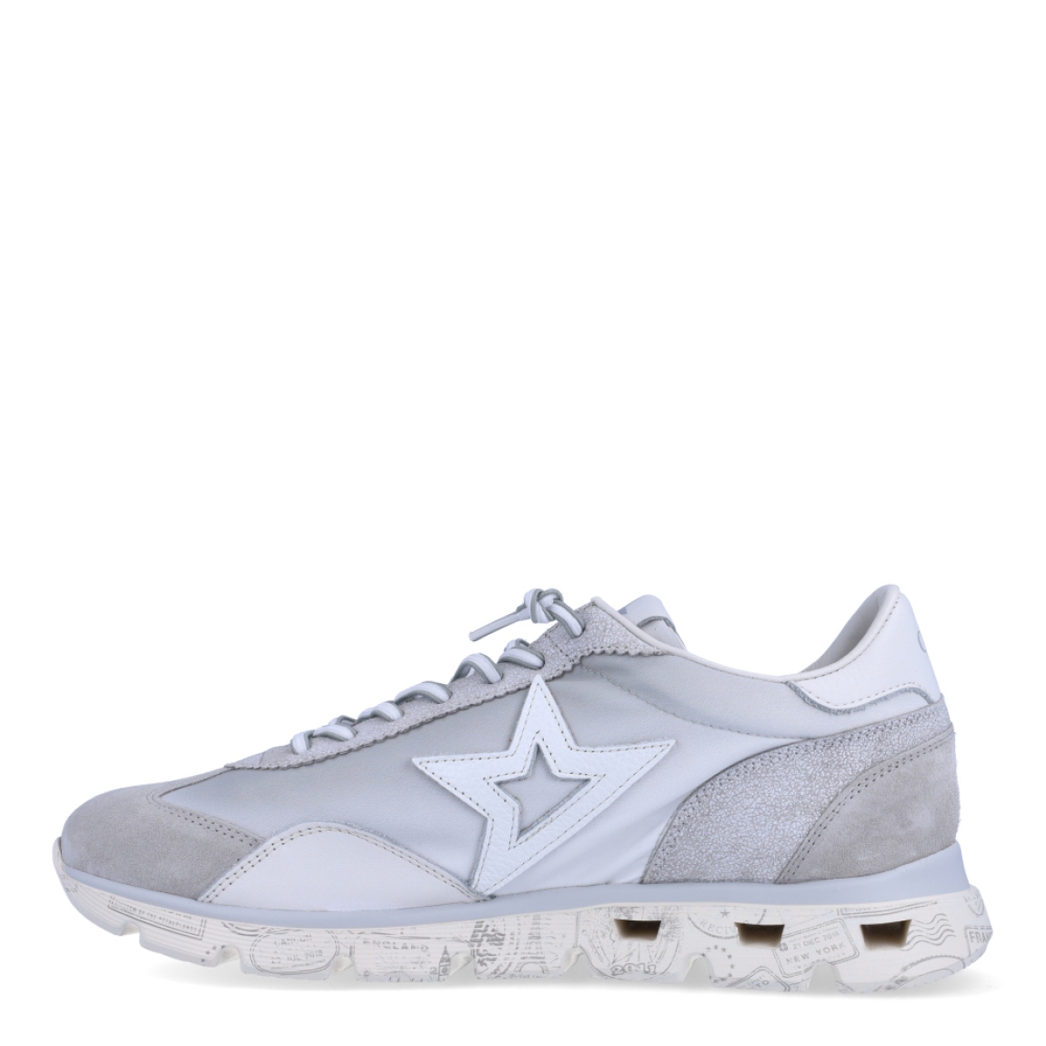 Deprotiva clásica de la marca Cetti, modelo 1259. Exterior de la deportiva de naylon de color gris y tela color blanco. Interior de la deportiva en piel de color blanco. Cierre de la deportiva con cordones elásticos. Plantilla de piel acolchada para garantizar el máximo confort. Suela de goma de 2,5 cm de plataforma. La deportiva Cetti 1259 es una deportiva muy cómoda y perfecta para el día a día!