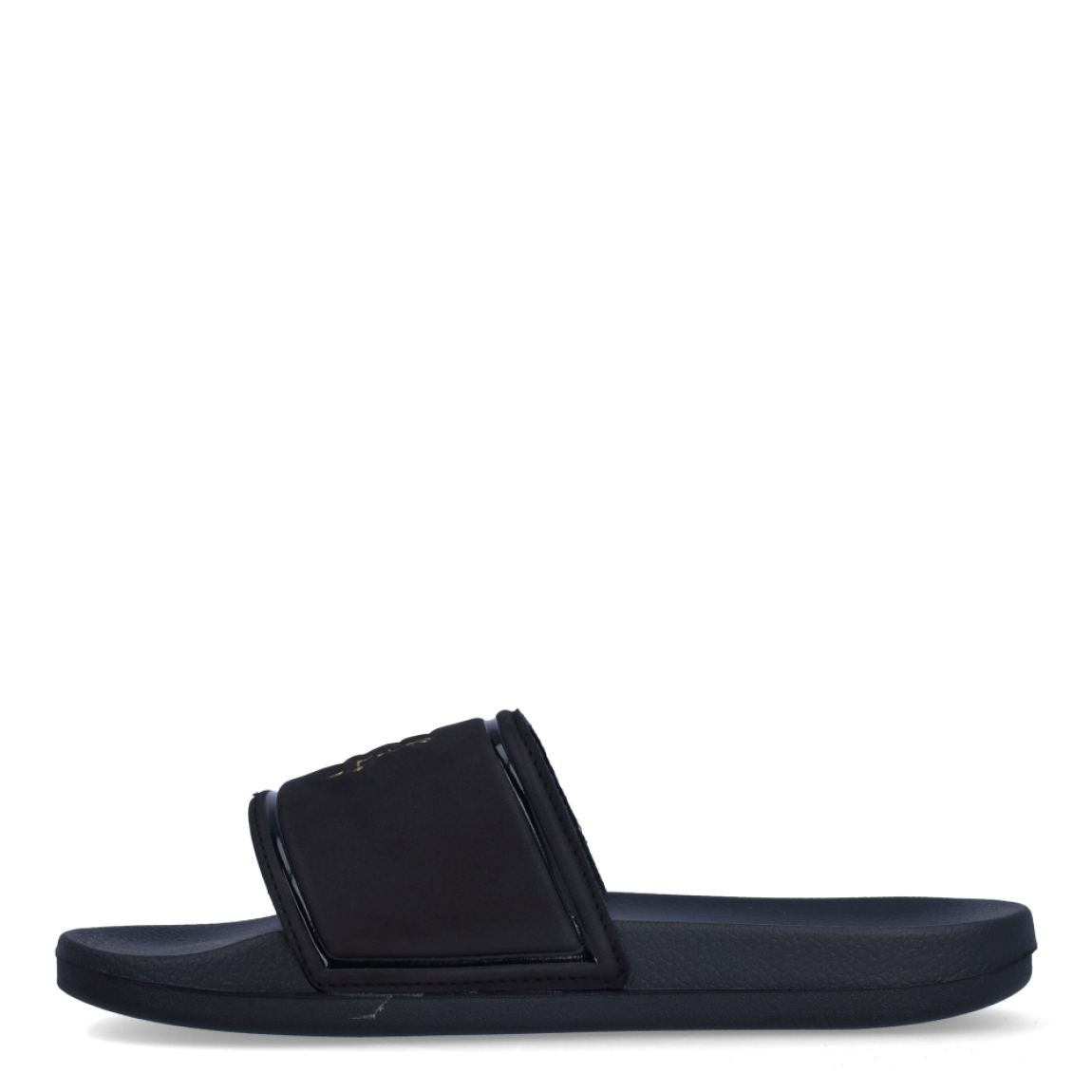 Chaclas clásicas de la marca Camper, modelo C60. Exterior en neopreno color negro con detalle de estampado de logo en dorado sobre pala. Suela de goma plana. Estas chanclas Camper C60 son un complemento ideal para disfrutar de la comodidad al caminar.