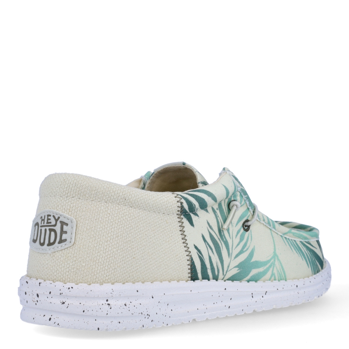 Náuticos de la marca Hey Dude, modelo WALLY FUNK. Exterior de los náuticos en tela color verde con estampado de hojas. Interior de los náuticos en tela color beig y plantilla acolchada y extraíble. Cierre de los náuticos Hey Dude con cordones elásticos y suela plana de goma. Estos náuticos Hey Dude WALLY FUNK, son el complemento perfecto para esta temporada, los podrás lucir con la máxima comodidad posible.