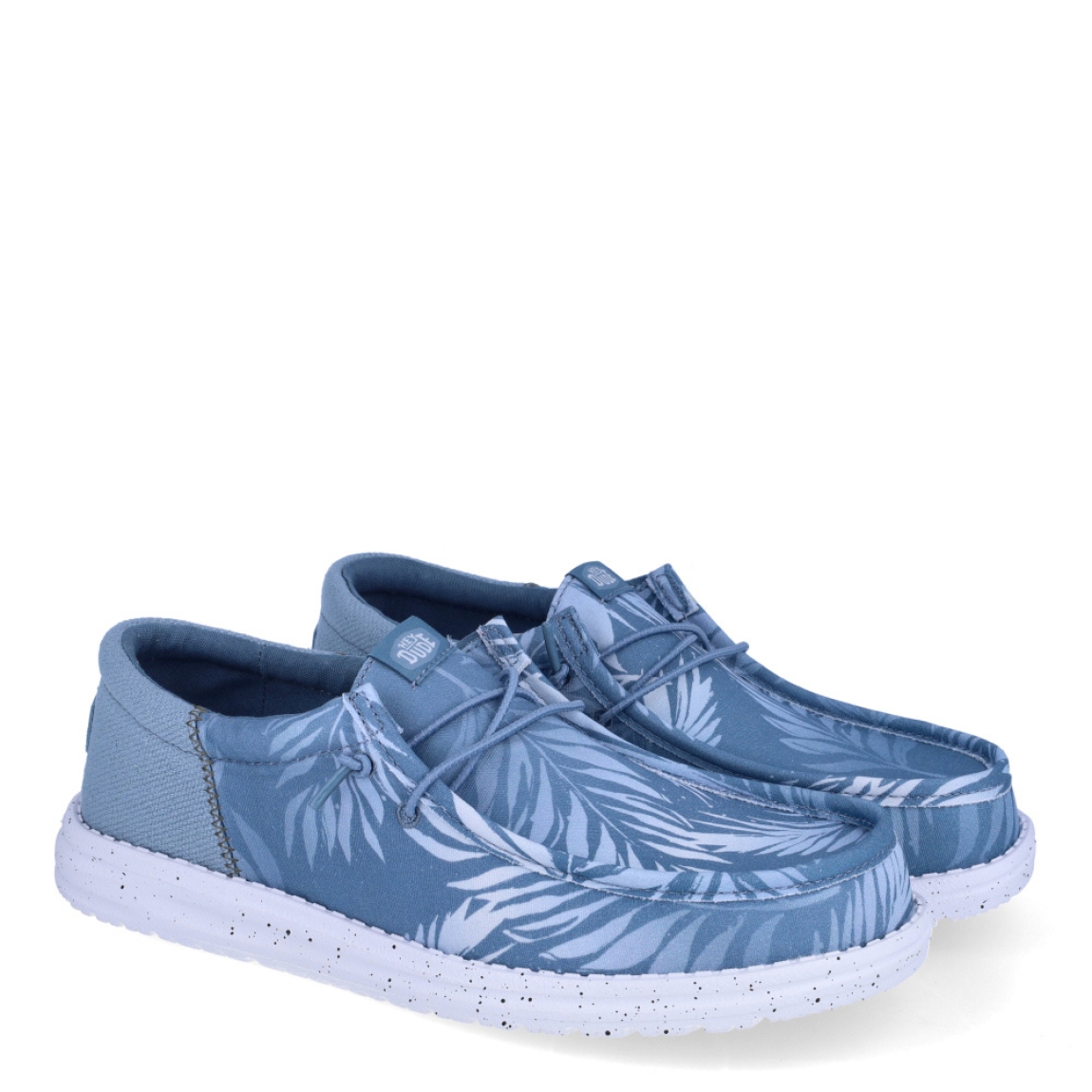 Náuticos de la marca Hey Dude, modelo WALLY FUNK. Exterior de los náuticos en tela color azul con estampado de hojas. Interior de los náuticos en tela color azul y plantilla acolchada y extraíble. Cierre de los náuticos Hey Dude con cordones elásticos y suela plana de goma. Estos náuticos Hey Dude WALLY FUNK, son el complemento perfecto para esta temporada, los podrás lucir con la máxima comodidad posible.