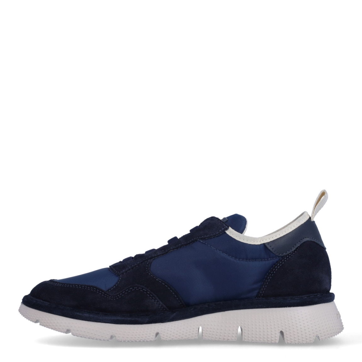 Deportivas de hombre de la marca Panchic, modelo P16. Exterior de las deportivas en naylon color azul. Interior de las deportivas en textil de color beig. Cierre de las deportivas Panchic con cordones elácticos color azul. Plantilla acolchada y extraíble para máxima comodidad. Puntera de las deportivas de ante. Cuña de las deportivas Panchic de 3cm de altura. Estas deportivas Panchic P16, son un complementio indispensable y clásico en tu armario.