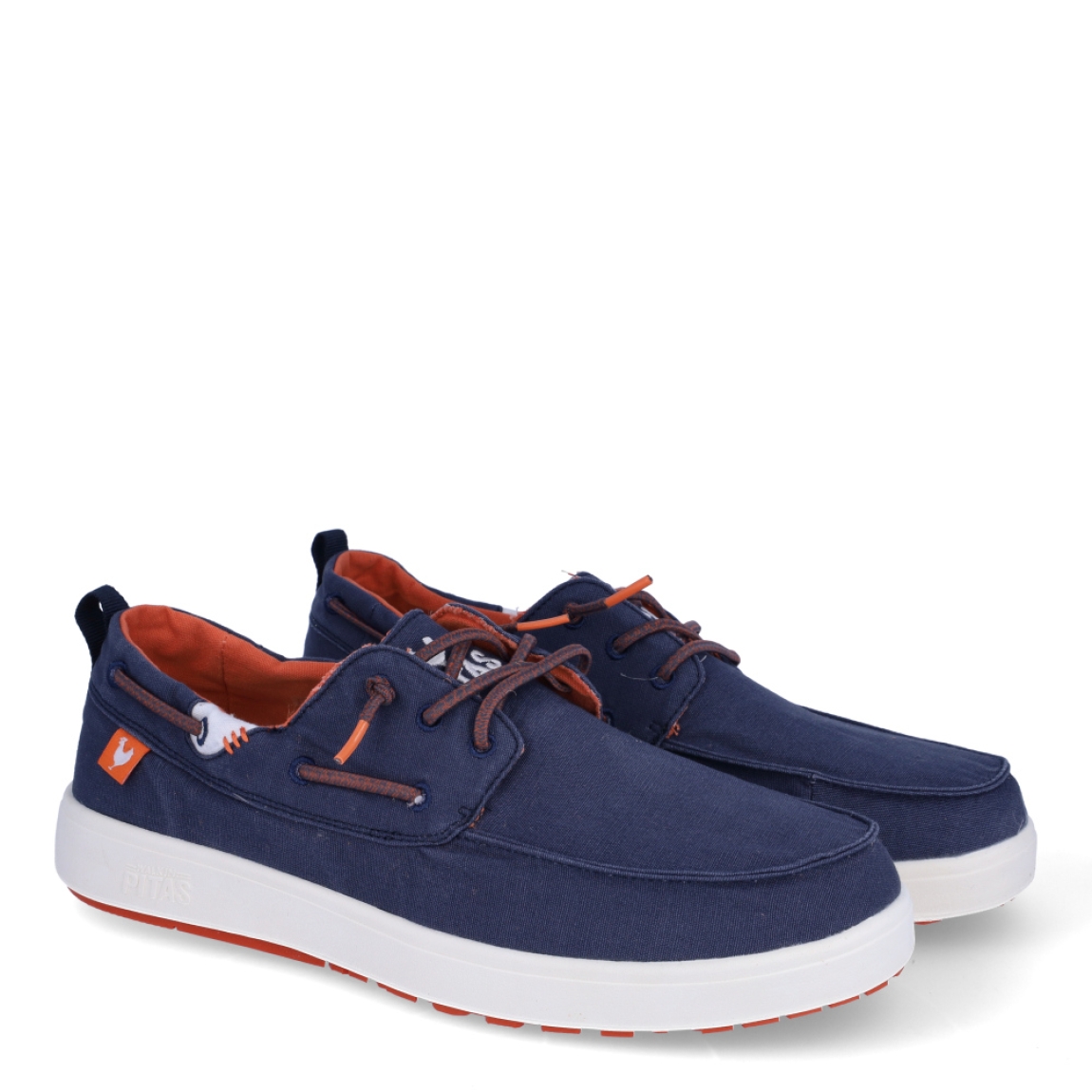 Náutico de la marca Pitas, modelo Maui. Exterior del náutico de tela de color azul. Interior del náutico de tela de color naranja. Cierre del náutico con cordones elásticos. Náutico con suela de goma, muy flexible y ligera y con patín antideslizante para garantizar el agarre. Náutico con plantilla ergonómica forrada de piel. El náutico Maui de Pitas es un zapato sencillo, cómodo, ligero y con un toque informal.