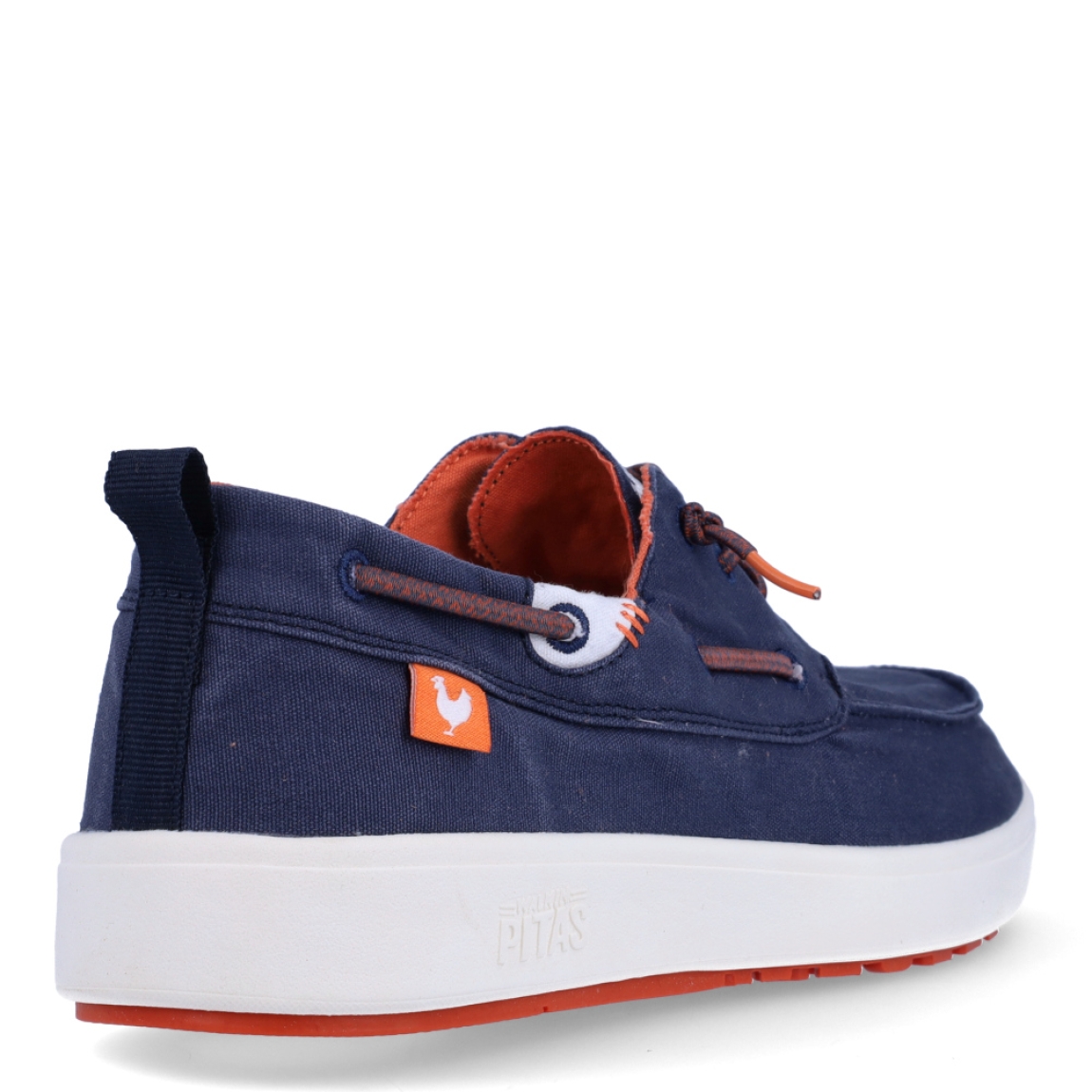 Náutico de la marca Pitas, modelo Maui. Exterior del náutico de tela de color azul. Interior del náutico de tela de color naranja. Cierre del náutico con cordones elásticos. Náutico con suela de goma, muy flexible y ligera y con patín antideslizante para garantizar el agarre. Náutico con plantilla ergonómica forrada de piel. El náutico Maui de Pitas es un zapato sencillo, cómodo, ligero y con un toque informal.