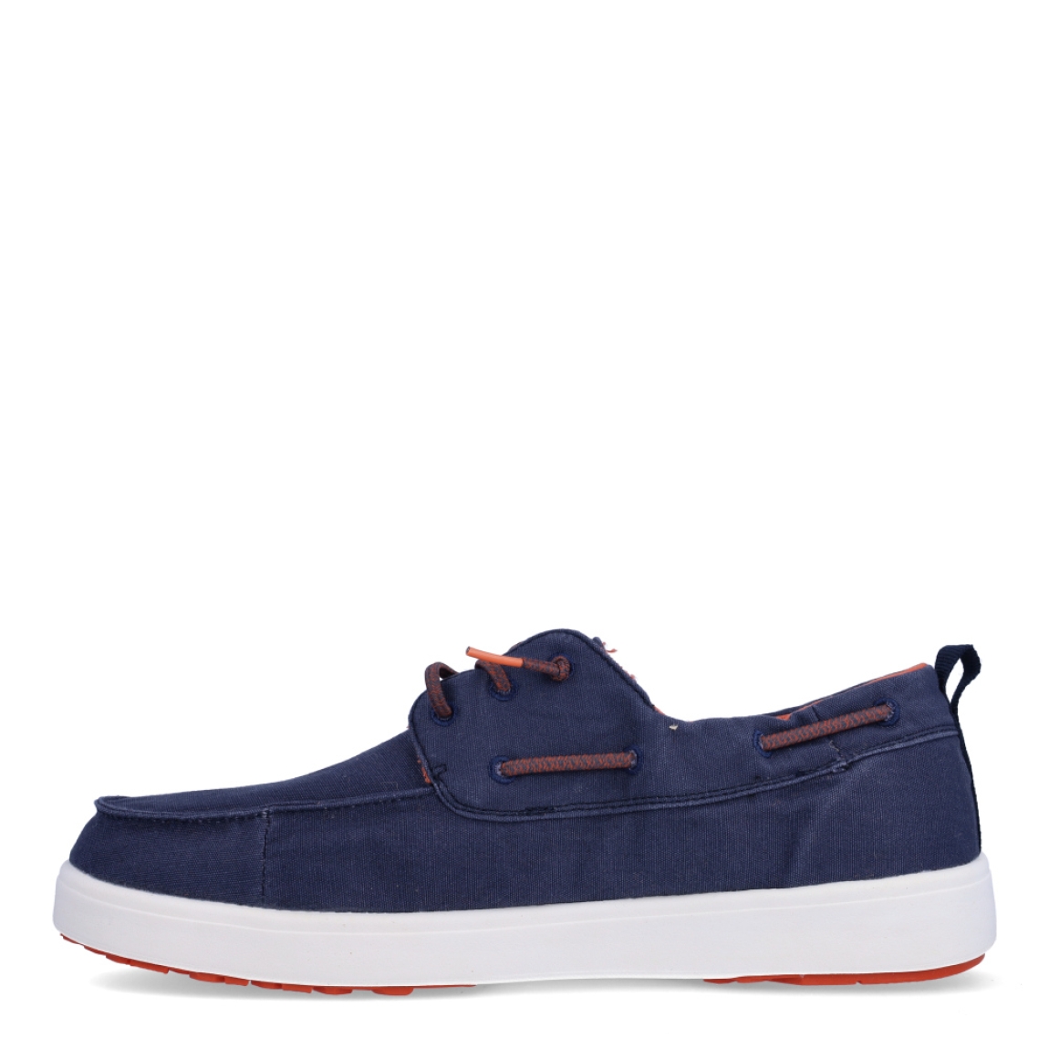 Náutico de la marca Pitas, modelo Maui. Exterior del náutico de tela de color azul. Interior del náutico de tela de color naranja. Cierre del náutico con cordones elásticos. Náutico con suela de goma, muy flexible y ligera y con patín antideslizante para garantizar el agarre. Náutico con plantilla ergonómica forrada de piel. El náutico Maui de Pitas es un zapato sencillo, cómodo, ligero y con un toque informal.