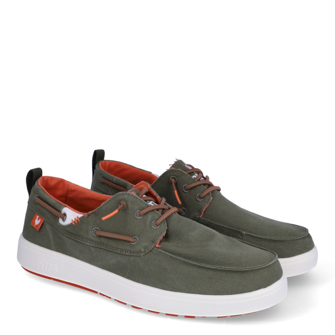 Náutico de la marca Pitas, modelo Maui. Exterior del náutico de tela de color verde. Interior del náutico de tela de color naranja. Cierre del náutico con cordones elásticos. Náutico con suela de goma, muy flexible y ligera y con patín antideslizante para garantizar el agarre. Náutico con plantilla ergonómica forrada de piel. El náutico Maui de Pitas es un zapato sencillo, cómodo, ligero y con un toque informal.