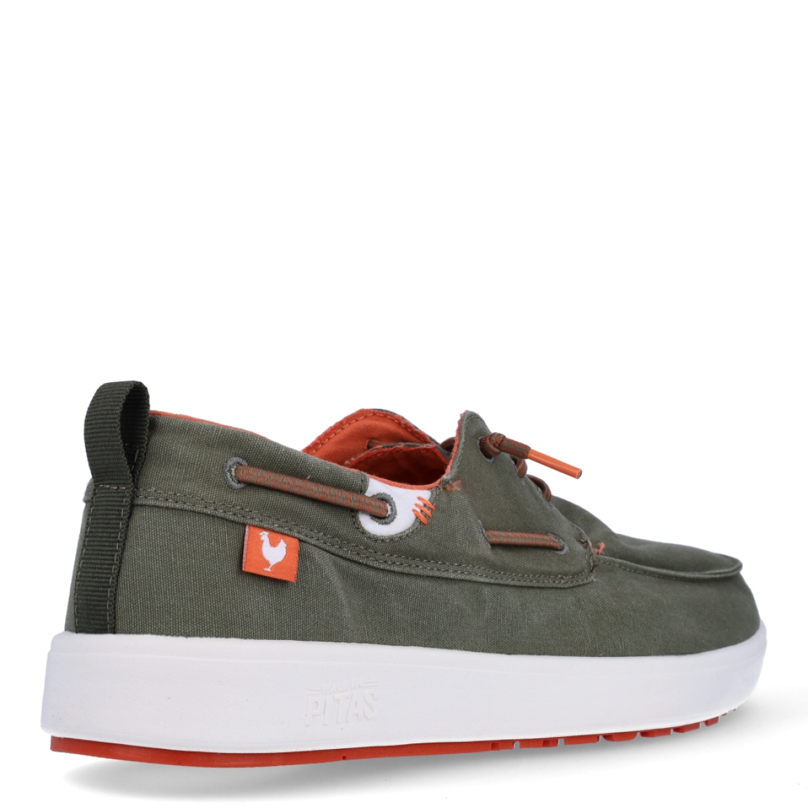 Náutico de la marca Pitas, modelo Maui. Exterior del náutico de tela de color verde. Interior del náutico de tela de color naranja. Cierre del náutico con cordones elásticos. Náutico con suela de goma, muy flexible y ligera y con patín antideslizante para garantizar el agarre. Náutico con plantilla ergonómica forrada de piel. El náutico Maui de Pitas es un zapato sencillo, cómodo, ligero y con un toque informal.