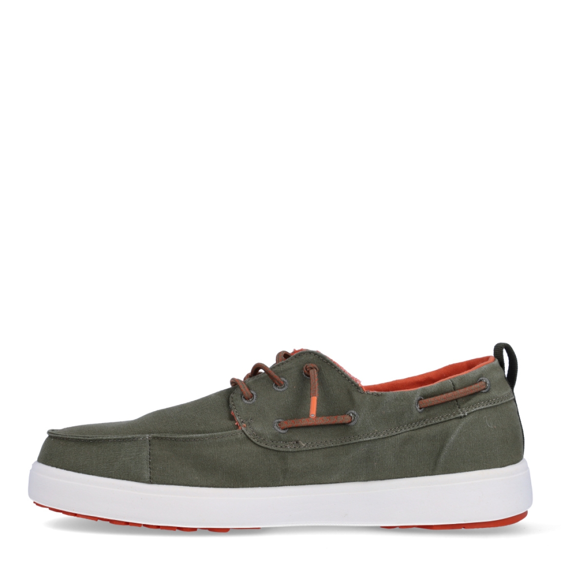 Náutico de la marca Pitas, modelo Maui. Exterior del náutico de tela de color verde. Interior del náutico de tela de color naranja. Cierre del náutico con cordones elásticos. Náutico con suela de goma, muy flexible y ligera y con patín antideslizante para garantizar el agarre. Náutico con plantilla ergonómica forrada de piel. El náutico Maui de Pitas es un zapato sencillo, cómodo, ligero y con un toque informal.