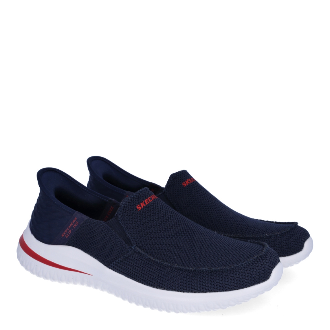 Mocasines transpirables de la marca Skechers, modelo 208. Exterior en tela color azul marino con detalle en rojo. Interior en textil transpirable color azul oscuro con plantilla acolchada y extraíble para máxima comodidad. Suela de goma con cuña de 2cm de altura. Estos mocasines Skechers 208 son ideales para tu día a día, unas clásicas excelentes en comodidad.