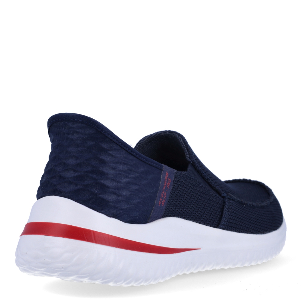 Mocasines transpirables de la marca Skechers, modelo 208. Exterior en tela color azul marino con detalle en rojo. Interior en textil transpirable color azul oscuro con plantilla acolchada y extraíble para máxima comodidad. Suela de goma con cuña de 2cm de altura. Estos mocasines Skechers 208 son ideales para tu día a día, unas clásicas excelentes en comodidad.