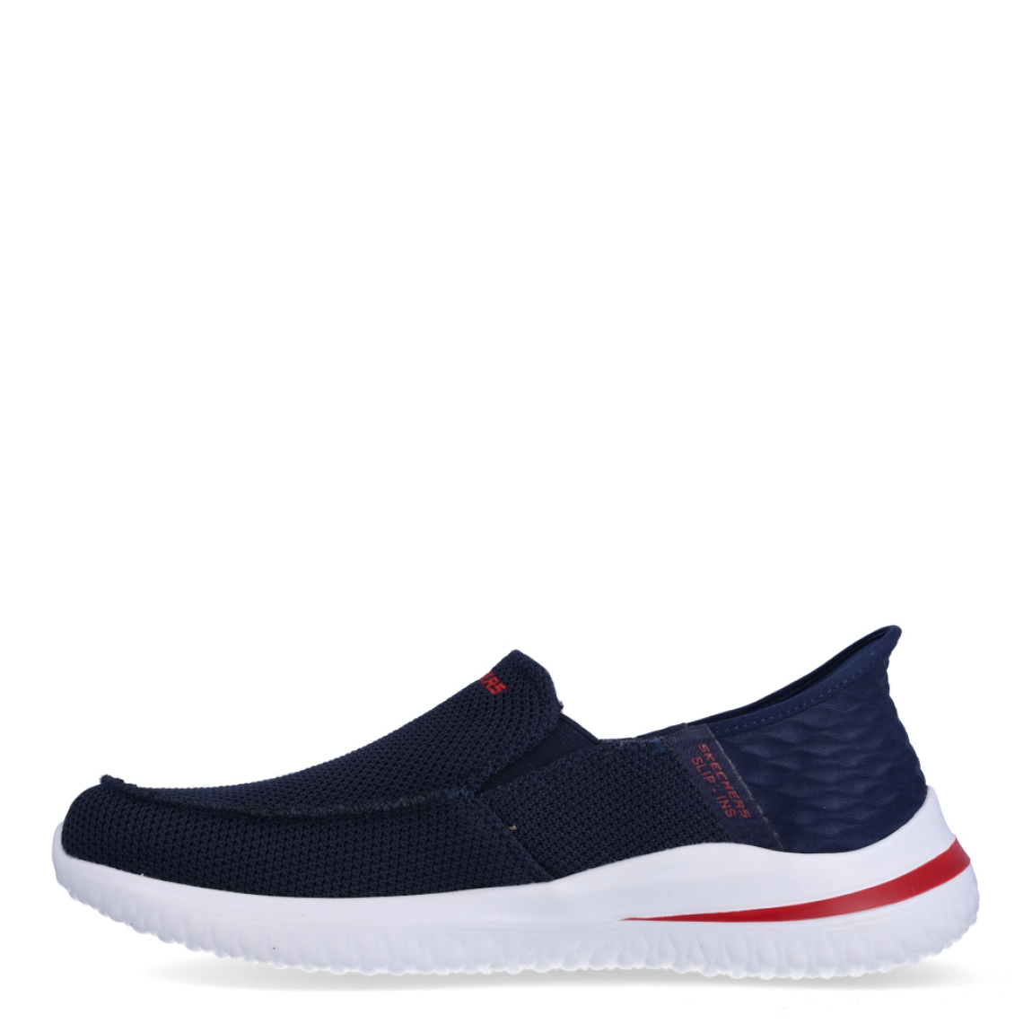 Mocasines transpirables de la marca Skechers, modelo 208. Exterior en tela color azul marino con detalle en rojo. Interior en textil transpirable color azul oscuro con plantilla acolchada y extraíble para máxima comodidad. Suela de goma con cuña de 2cm de altura. Estos mocasines Skechers 208 son ideales para tu día a día, unas clásicas excelentes en comodidad.
