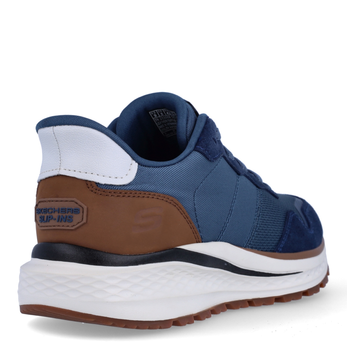 Deportivas de la marca Skechers, modelo 211. Exterior en naylon con efecto rejilla color azul marino, con detalle en marrón en talón. Interior en textil transpirable color azul oscuro con plantilla acolchada y extraíble para máxima comodidad. Cierre con cordones. Suela de goma con cuña de 2cm de altura. Estas deportivas Skechers 211 son ideales para tu día a día, unas clásicas excelentes en comodidad.