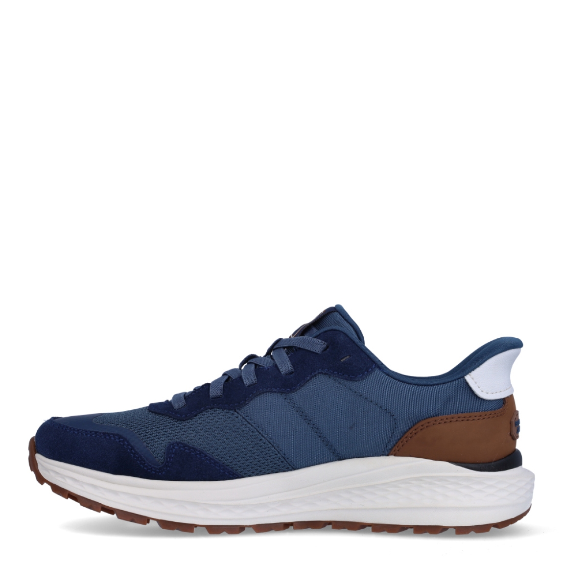 Deportivas de la marca Skechers, modelo 211. Exterior en naylon con efecto rejilla color azul marino, con detalle en marrón en talón. Interior en textil transpirable color azul oscuro con plantilla acolchada y extraíble para máxima comodidad. Cierre con cordones. Suela de goma con cuña de 2cm de altura. Estas deportivas Skechers 211 son ideales para tu día a día, unas clásicas excelentes en comodidad.