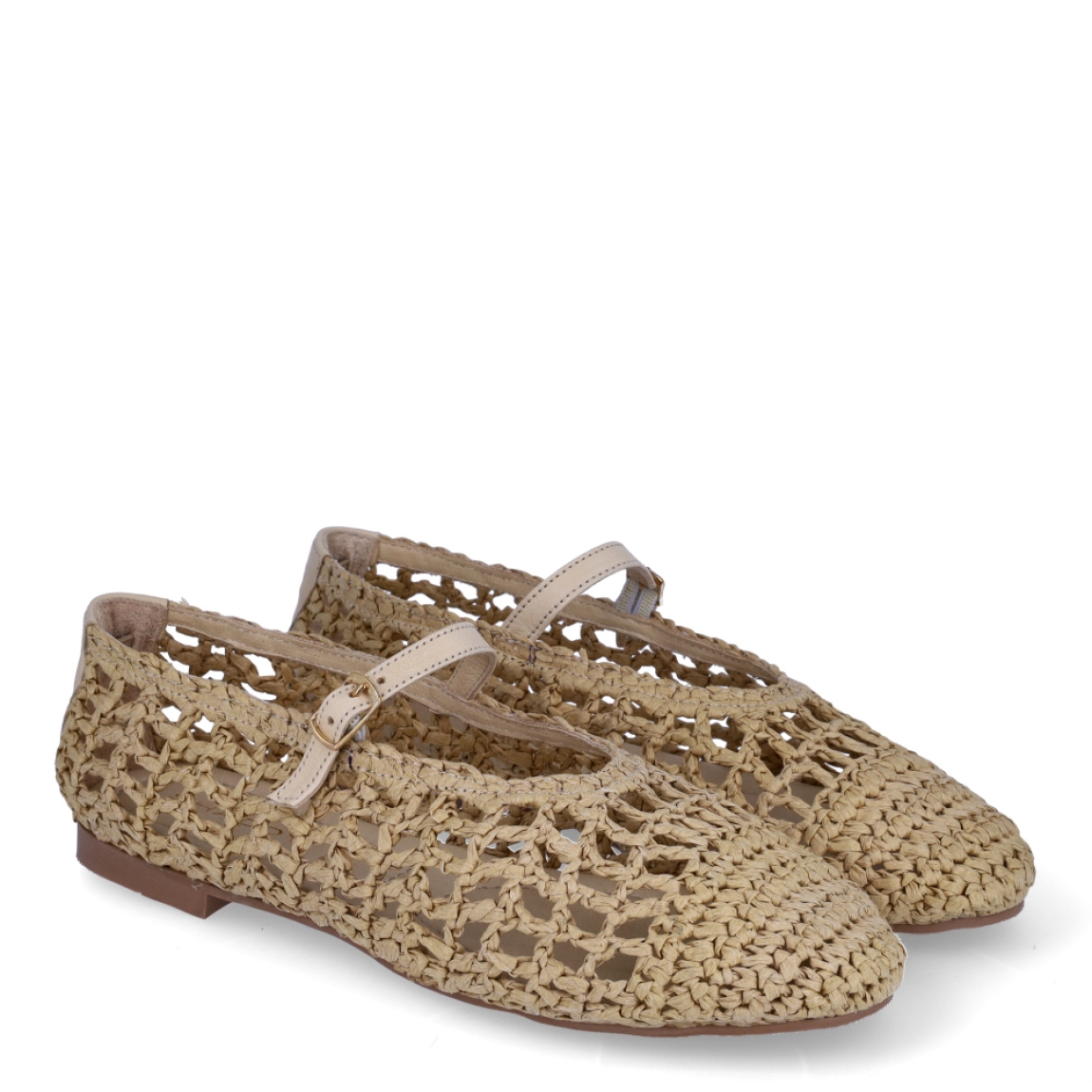 Merceditas de la marca Itse, modelo TEMIS. Elaboradas en rafia trenzada de color camel con punta redonda. Interior con plantilla de color negro. Cierre con hebilla en pala y suela plana de goma. Estas merceditas Itse TEMIS son ideales para lucirlas esta temporada!