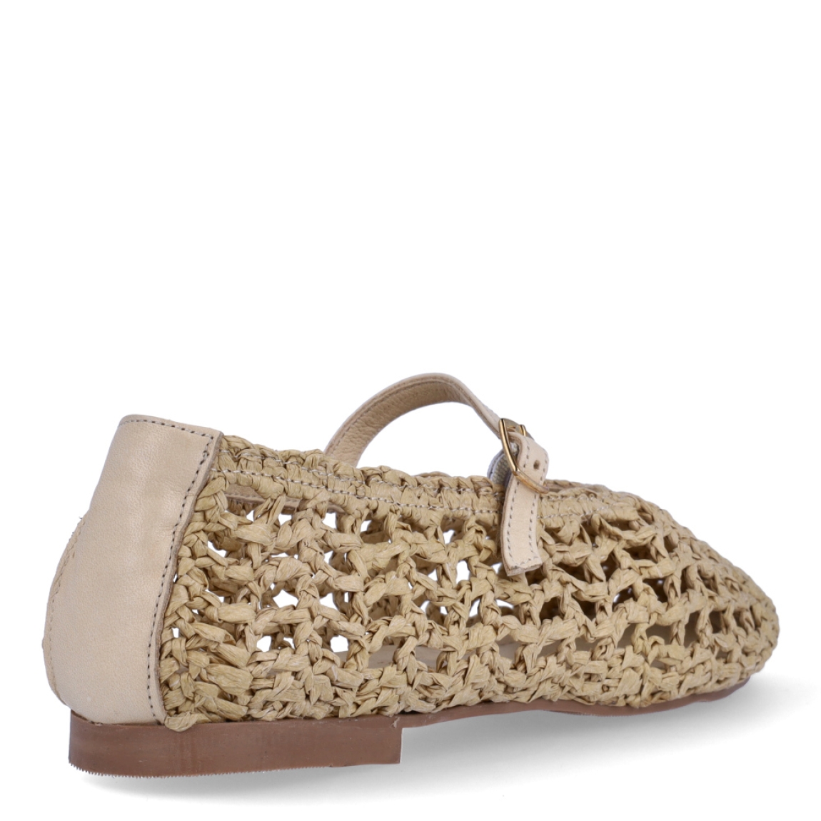 Merceditas de la marca Itse, modelo TEMIS. Elaboradas en rafia trenzada de color camel con punta redonda. Interior con plantilla de color negro. Cierre con hebilla en pala y suela plana de goma. Estas merceditas Itse TEMIS son ideales para lucirlas esta temporada!