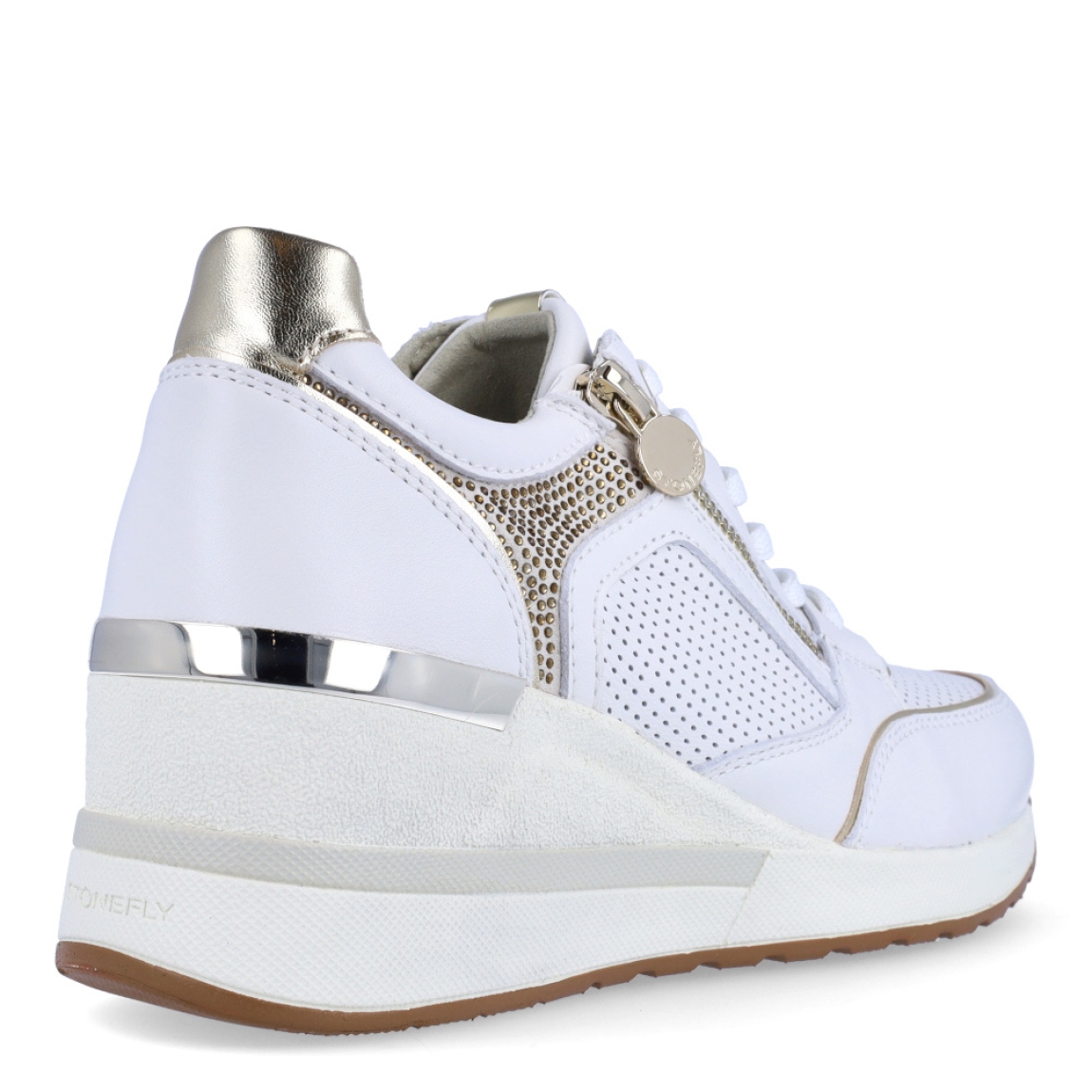 Deportivas de la marca Stonefly, modelo WANDA. Deportivas elaboradas en piel con efecto troquelado color blanco con detalle de cierre. Cierre de las deportivas con cordones color blanco. Deportivas Stonefly con cuña de 6cm de altura. Estas Stonefly WANDA son un complemento que te ofrecerá la comodidad que necesitas a donde vayas esta temporada!