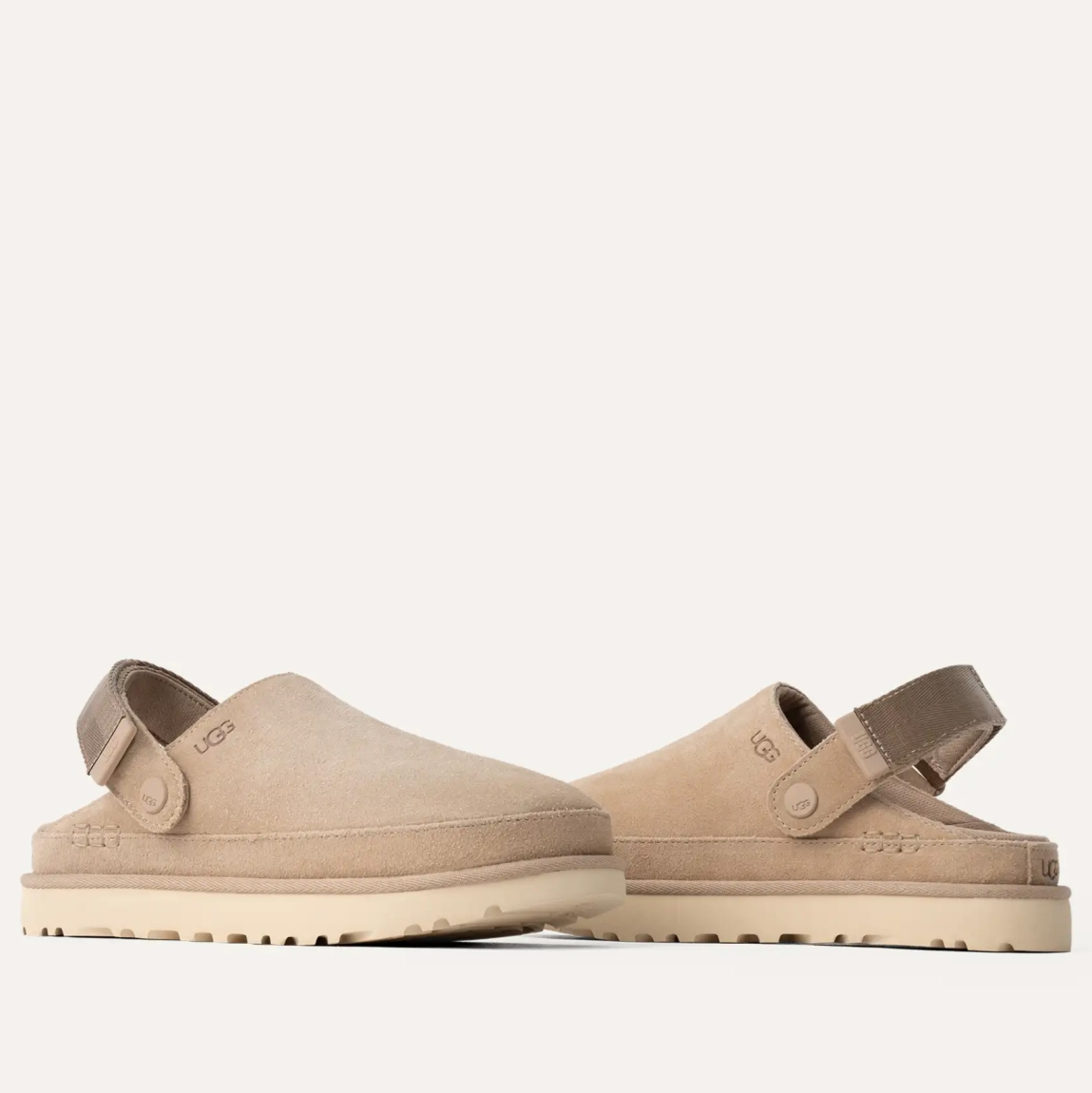 Zuecos de la marca UGG, modelo GOLDENSTAR. Exterior en ante color camel con logo de marca. Interior en ante color camel. Cierre de zuecos UGG con velcro. Zuecos con plataforma dentada de 4cm de altura. Estos zuecos UGG GOLDENSTAR es un complemento ideal para tus looks de temporada!